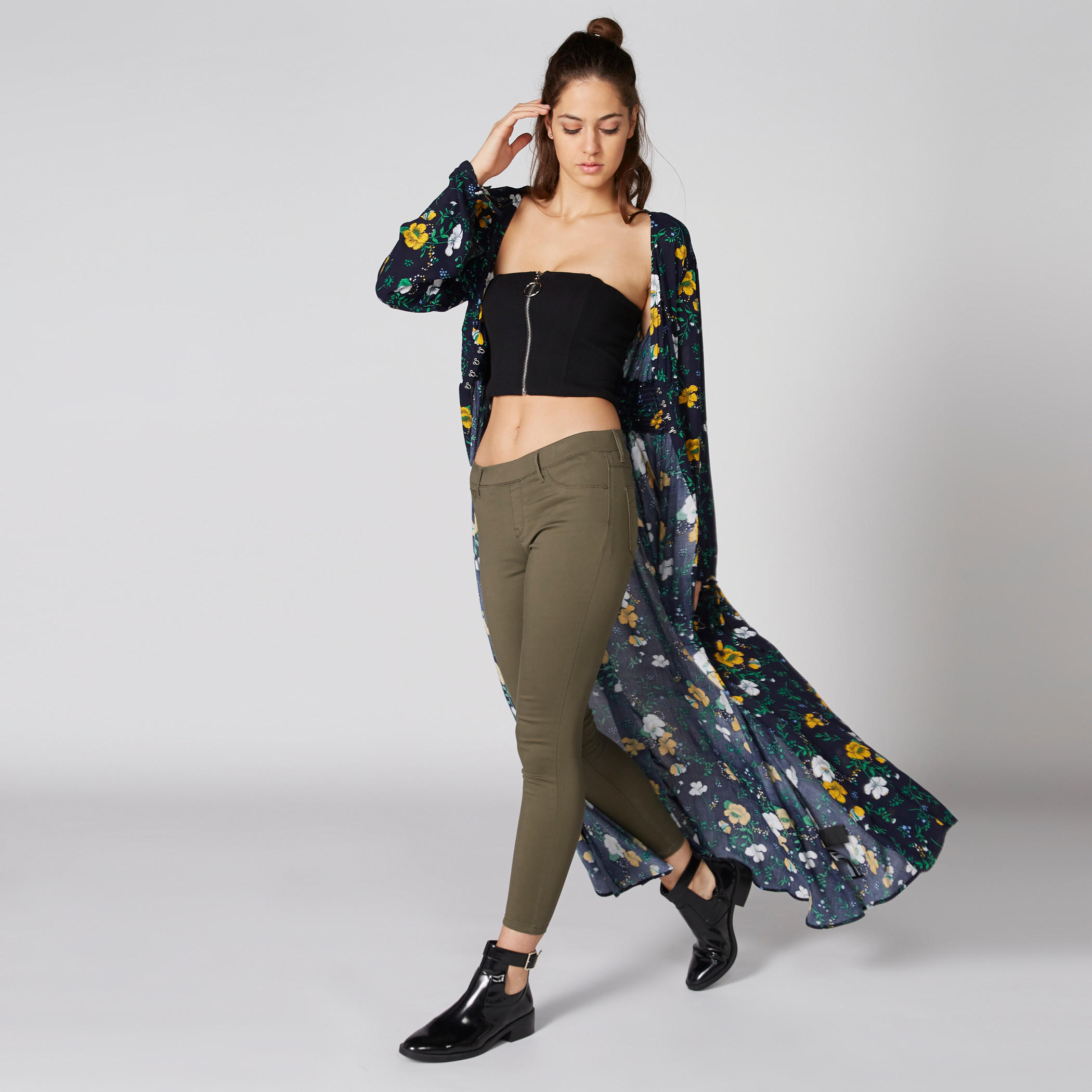 بنطال طويل بقصّة ضيّقة وخصر مطّاطي وجيوب-women-clothing-bottoms-leggings-image-1