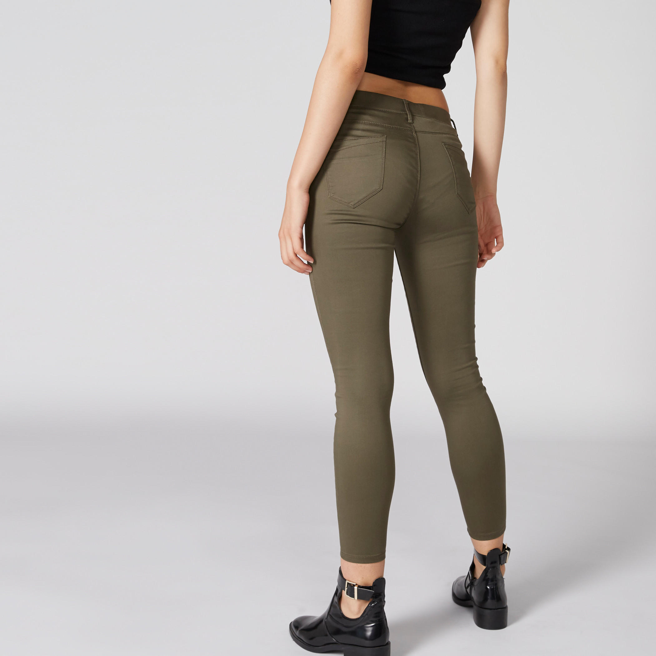 بنطال طويل بقصّة ضيّقة وخصر مطّاطي وجيوب-women-clothing-bottoms-leggings-image-2