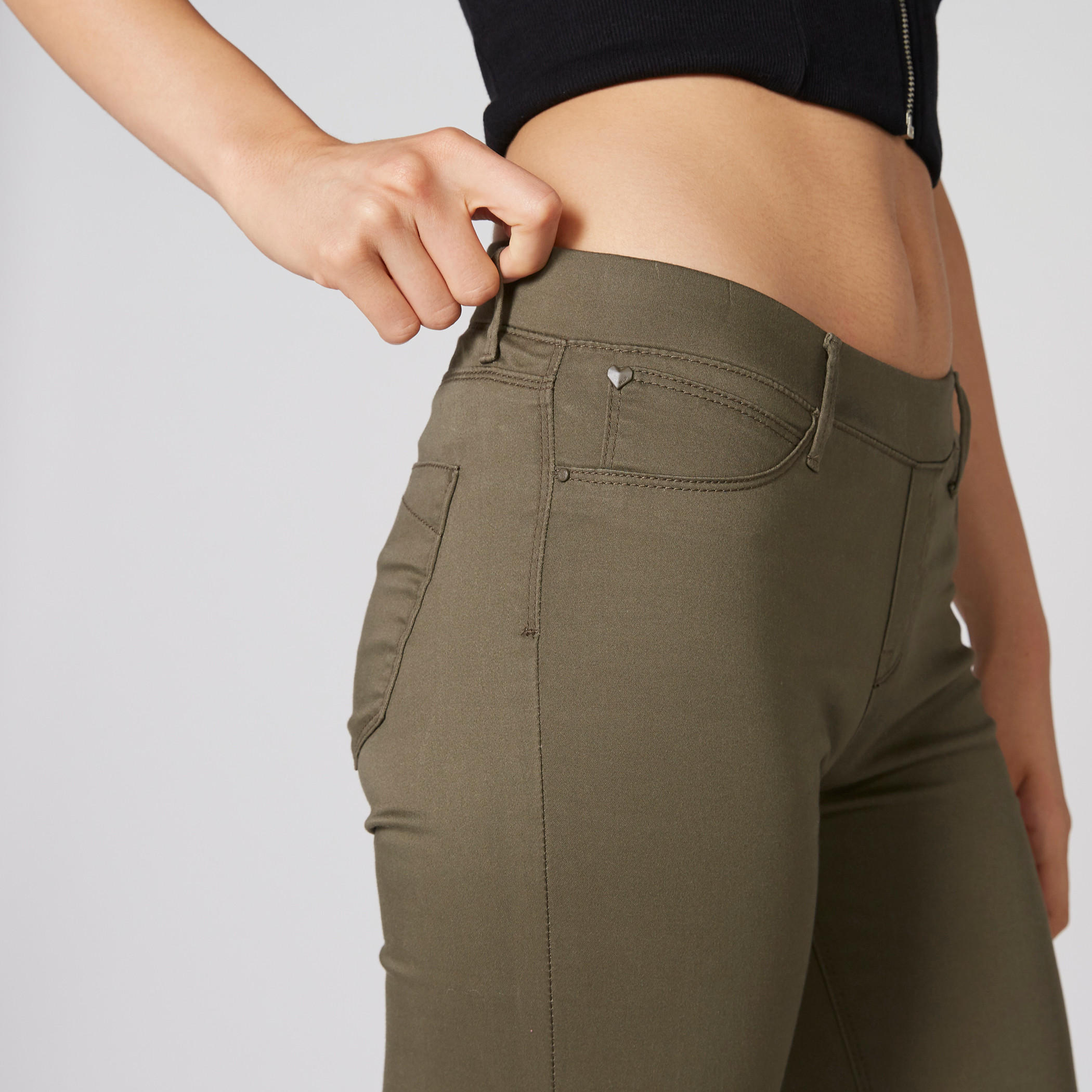 بنطال طويل بقصّة ضيّقة وخصر مطّاطي وجيوب-women-clothing-bottoms-leggings-image-4