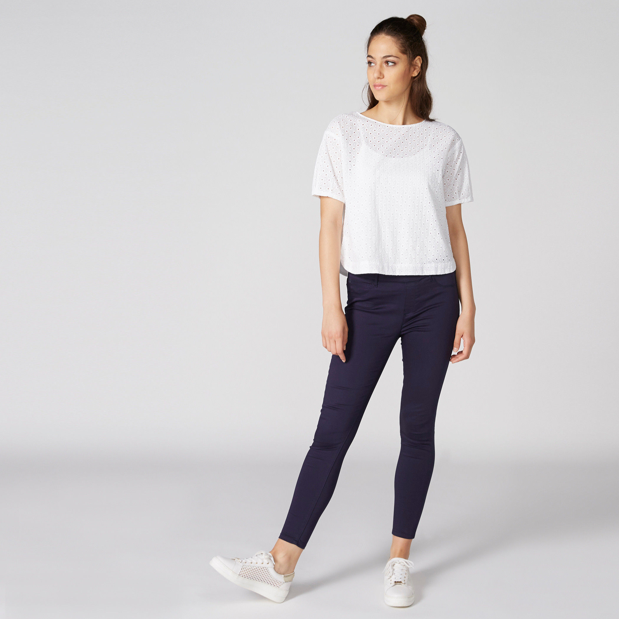 بنطال طويل بقصّة ضيّقة وخصر مطّاطي وجيوب-women-clothing-bottoms-leggings-image-1