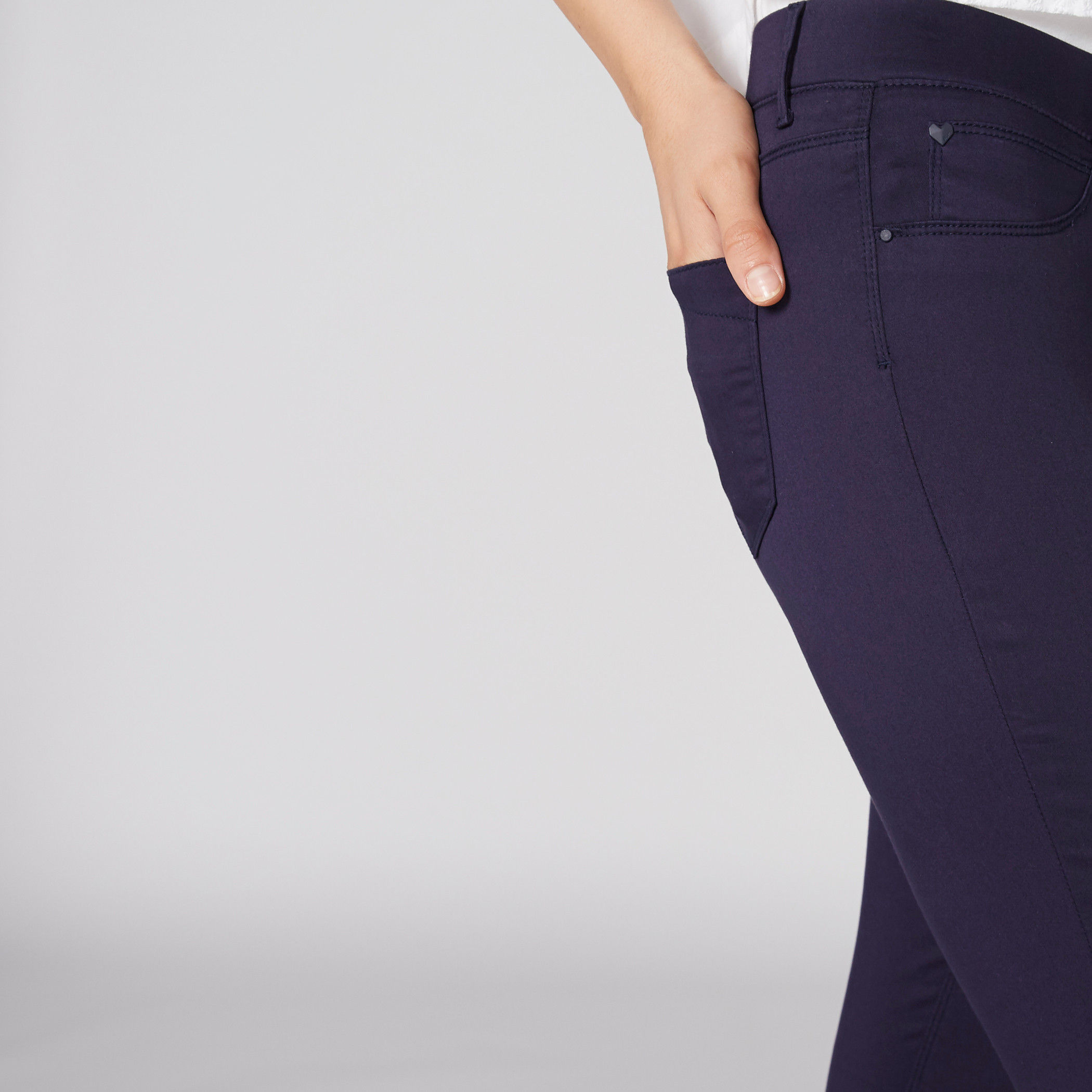 بنطال طويل بقصّة ضيّقة وخصر مطّاطي وجيوب-women-clothing-bottoms-leggings-image-4
