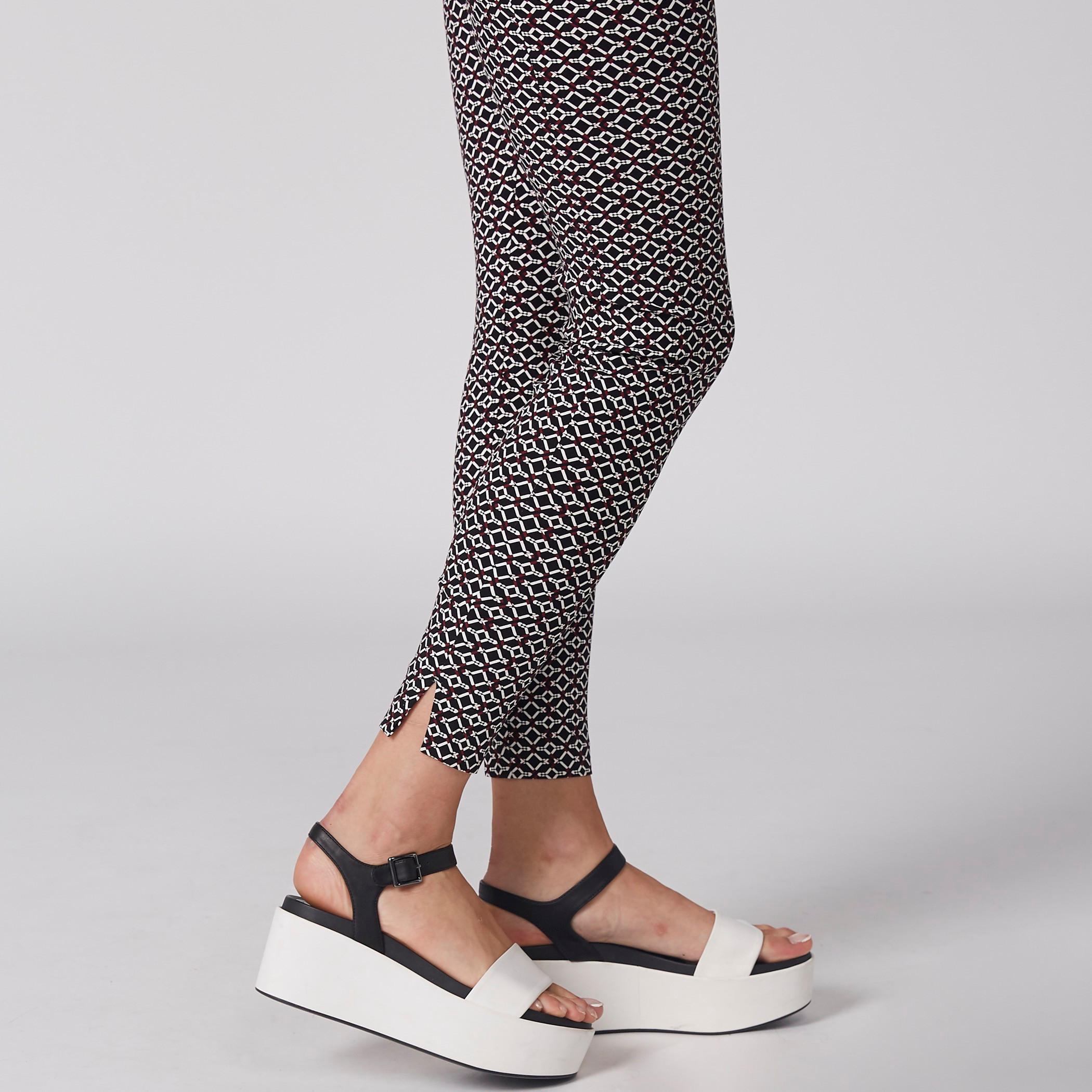 بنطال ليقنز منقوش بخصر مطاطي-women-clothing-bottoms-leggings-image-5