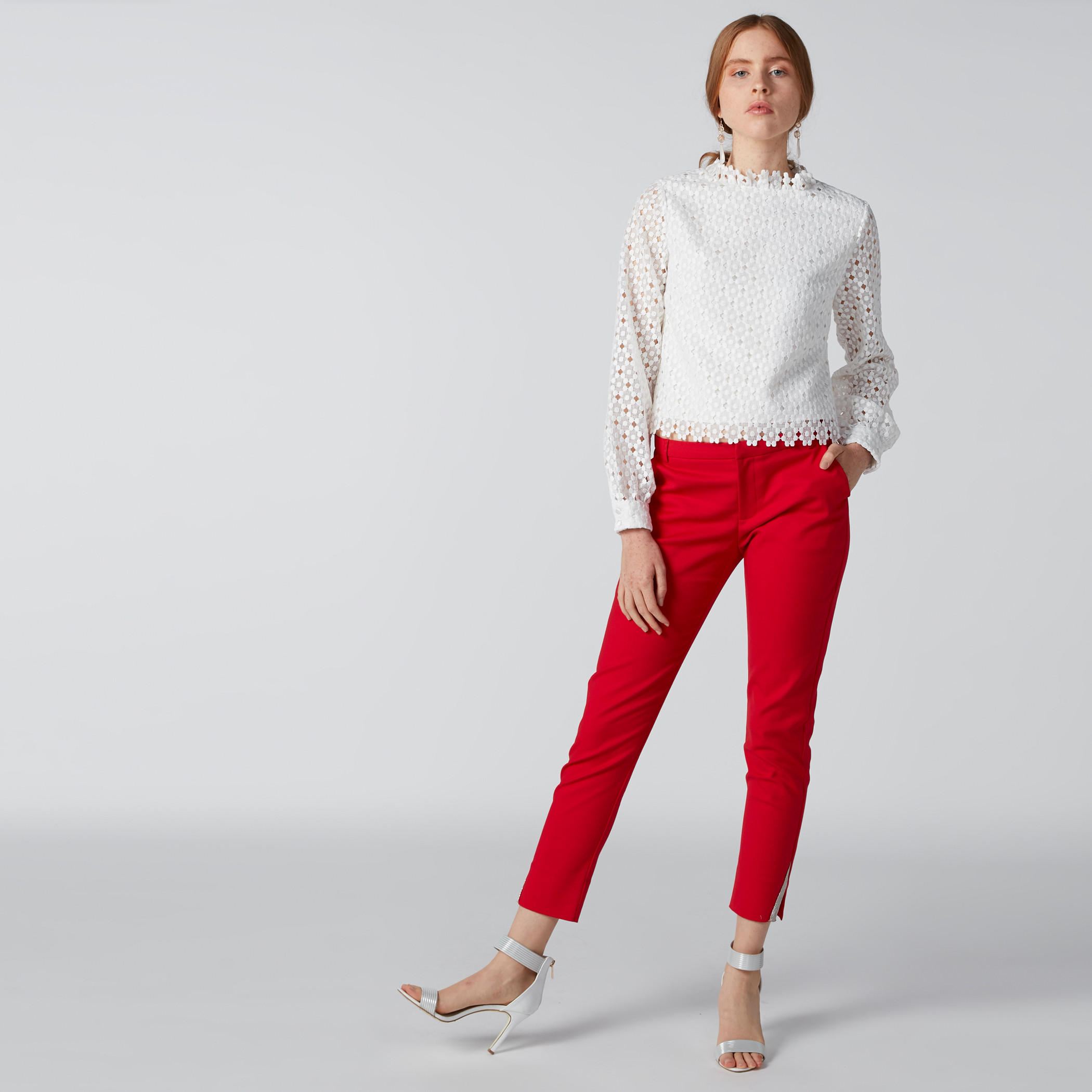 بنطال شينو بخصر متوسط الارتفاع وجيوب وحلقات للحزام وفتحات جانبية-women-clothing-bottoms-trousers-image-1