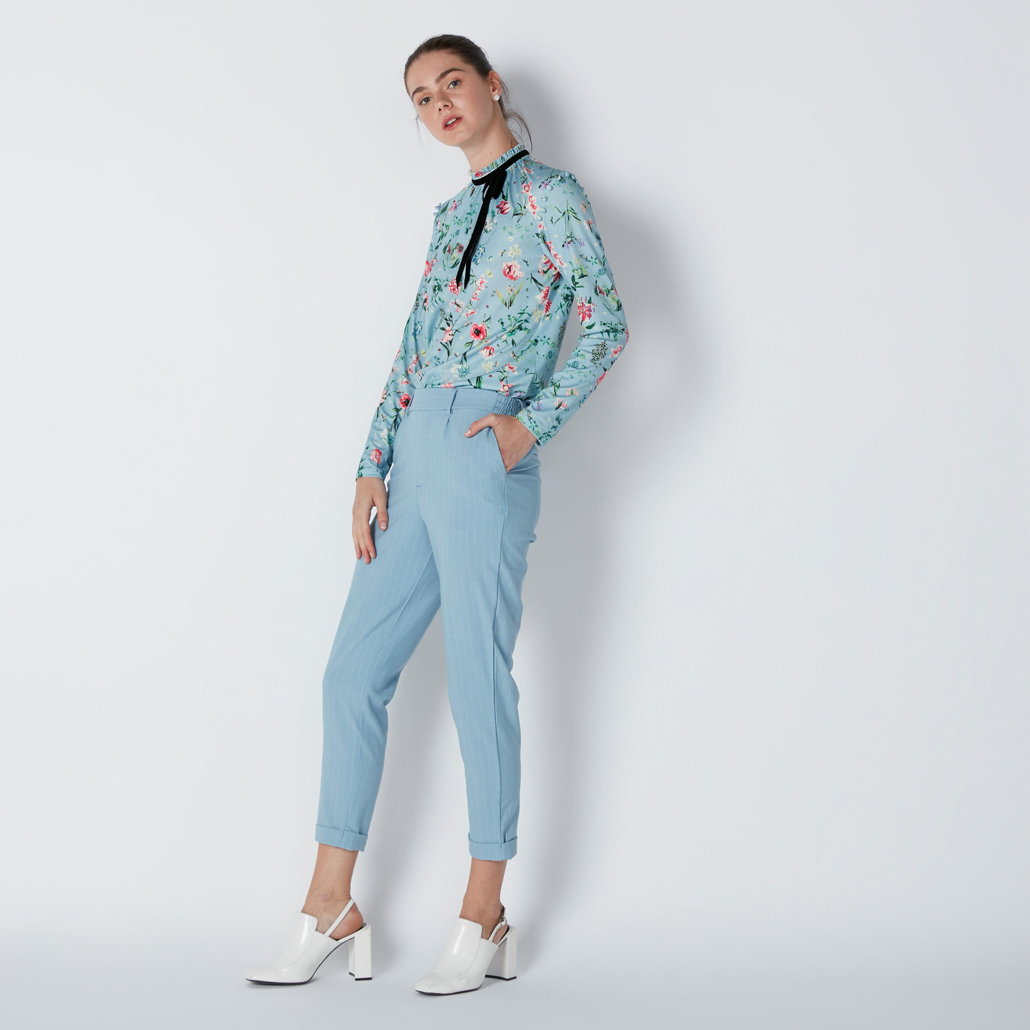 بنطال شينو قصير مقلّم بخصر مطّاطي وجيوب-women-clothing-bottoms-trousers-image-1