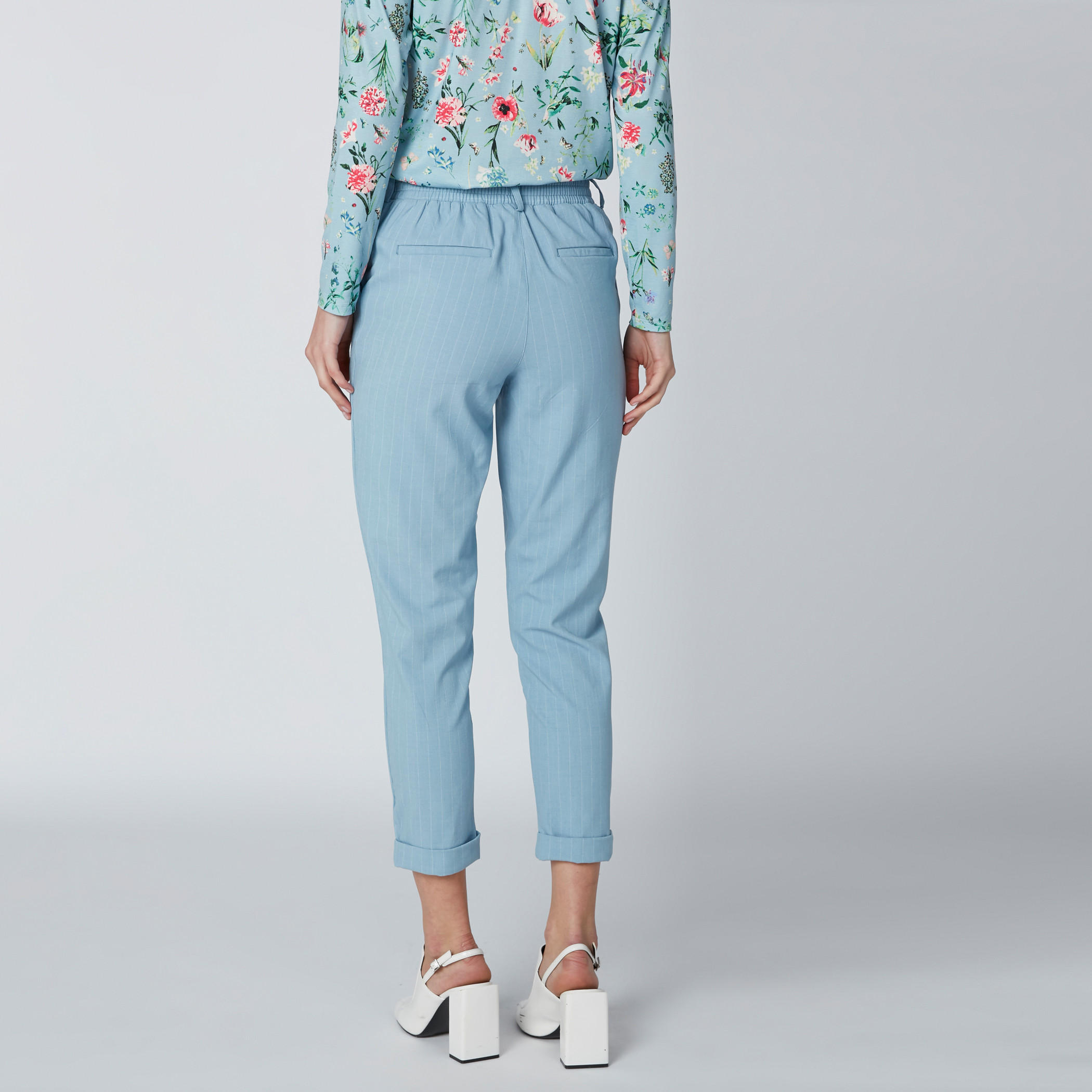بنطال شينو قصير مقلّم بخصر مطّاطي وجيوب-women-clothing-bottoms-trousers-image-2