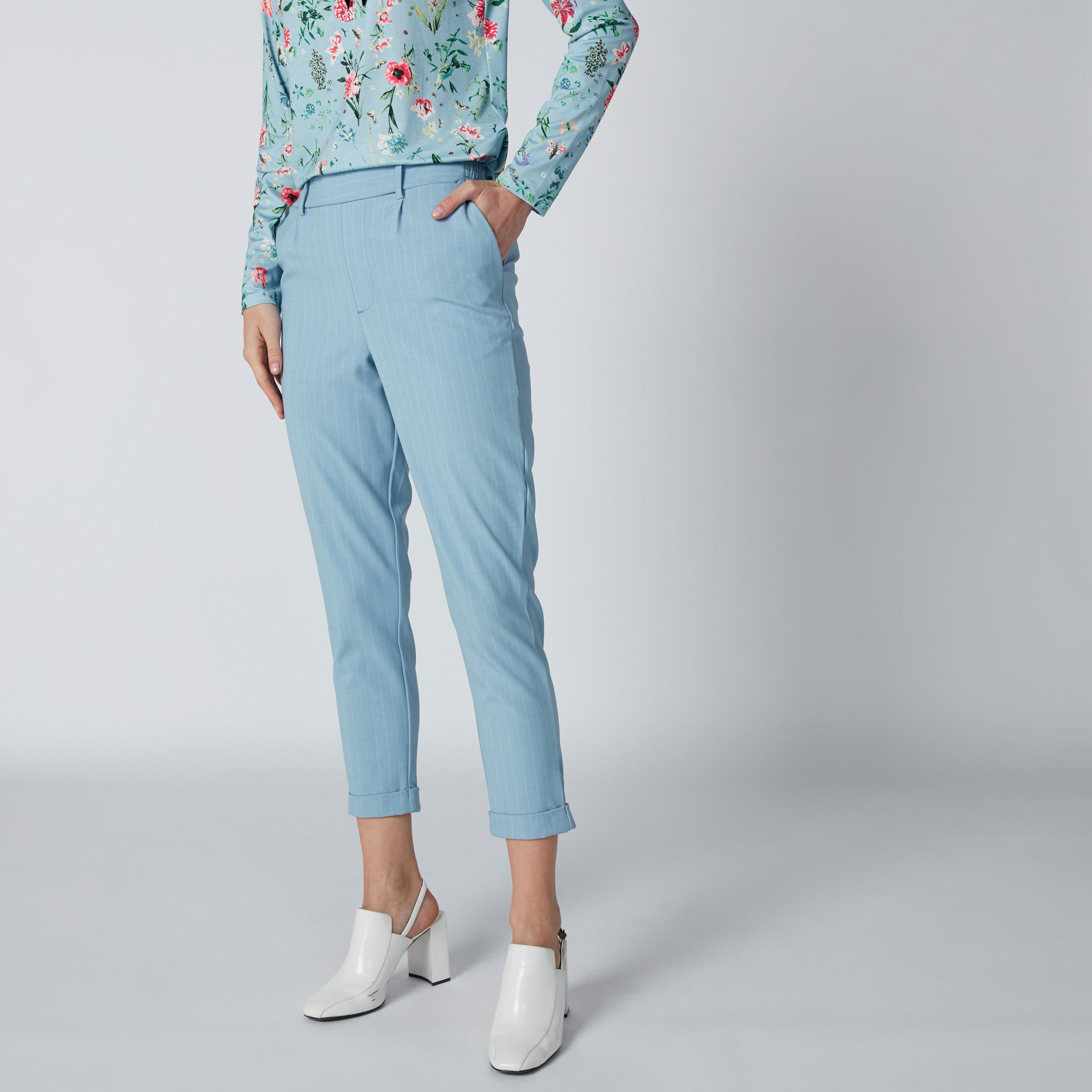 بنطال شينو قصير مقلّم بخصر مطّاطي وجيوب-women-clothing-bottoms-trousers-image-3