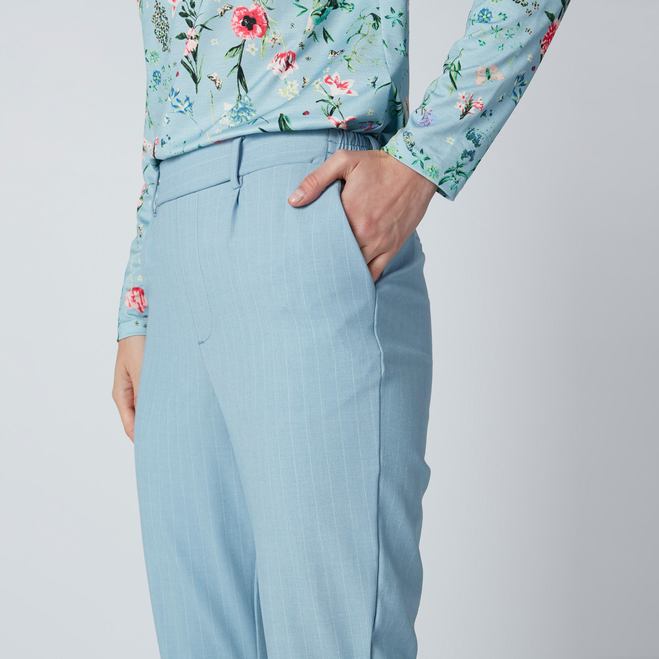 بنطال شينو قصير مقلّم بخصر مطّاطي وجيوب-women-clothing-bottoms-trousers-image-4