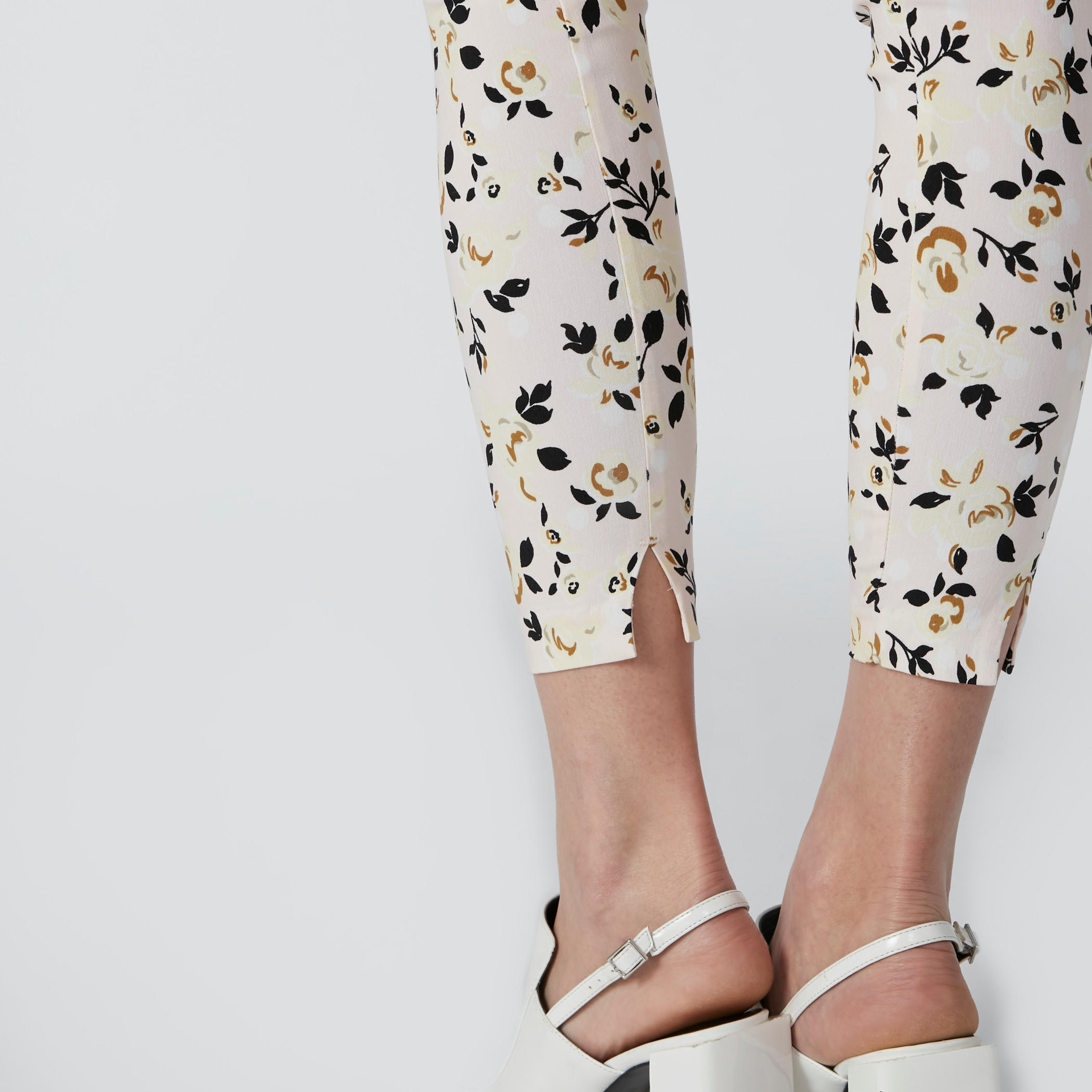 بنطال بقصّة ضيّقة وخصر مطّاطي وطبعات-women-clothing-bottoms-leggings-image-4