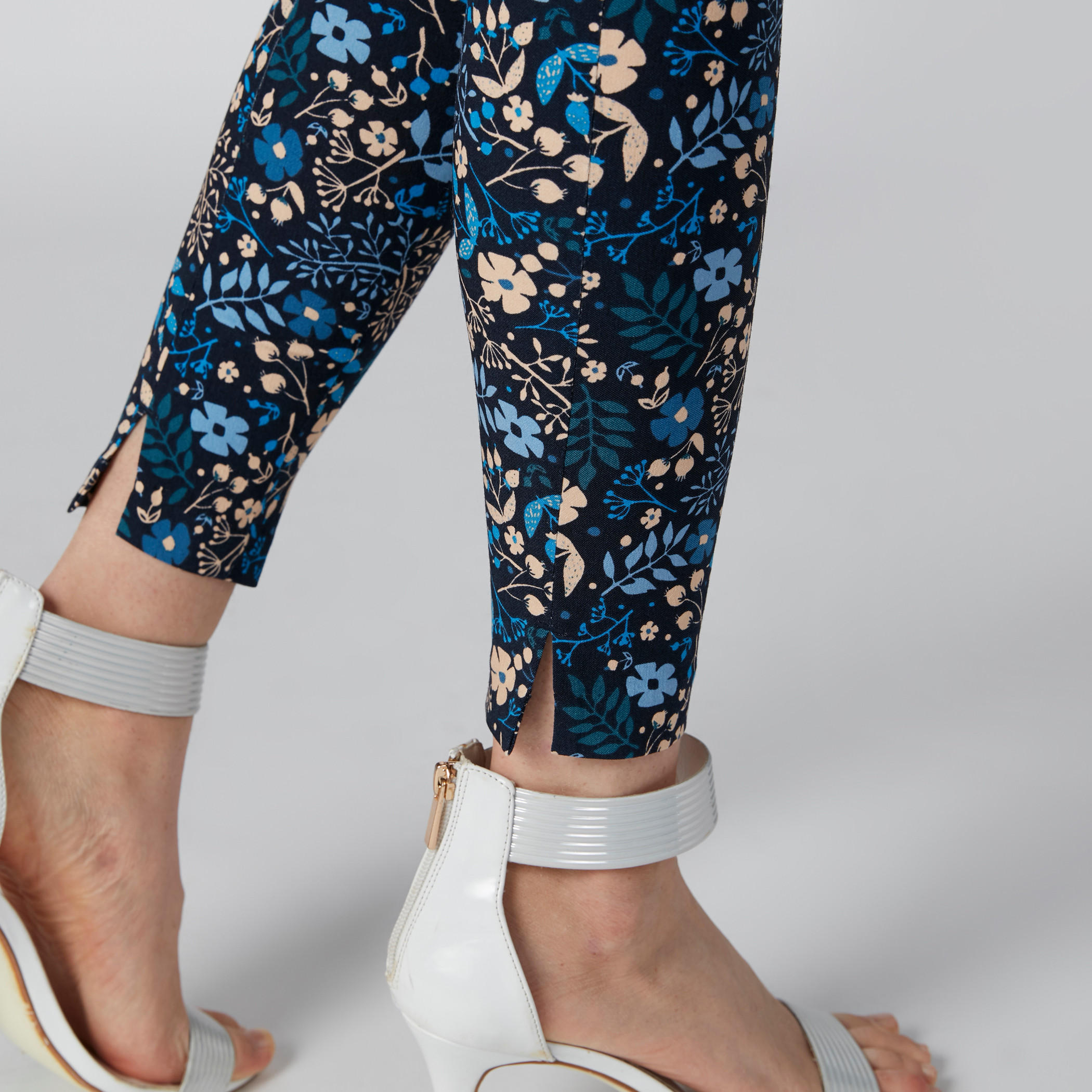 بنطال عالي الخصر بطبعات وقصّة سكيني وخصر مطاطي-women-clothing-bottoms-trousers-image-3