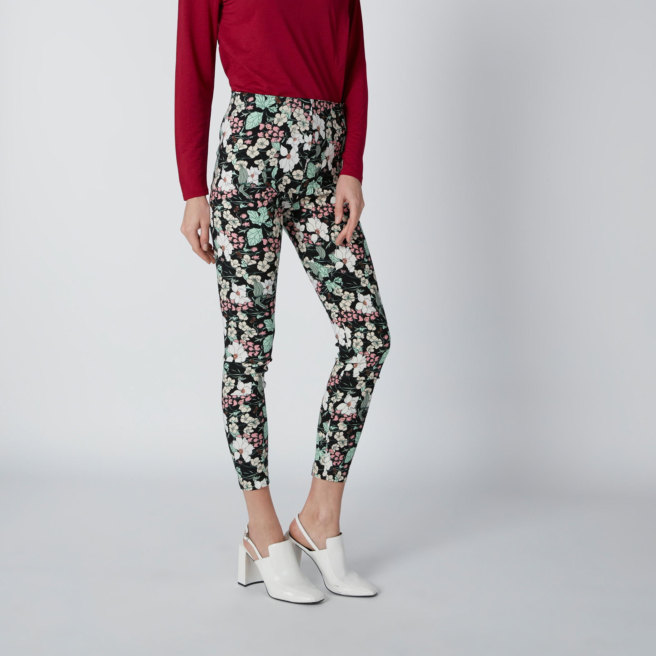 بنطال طويل بقَصّة ضيقة وخصر مطاطي وطبعات-women-clothing-bottoms-leggings-image-1