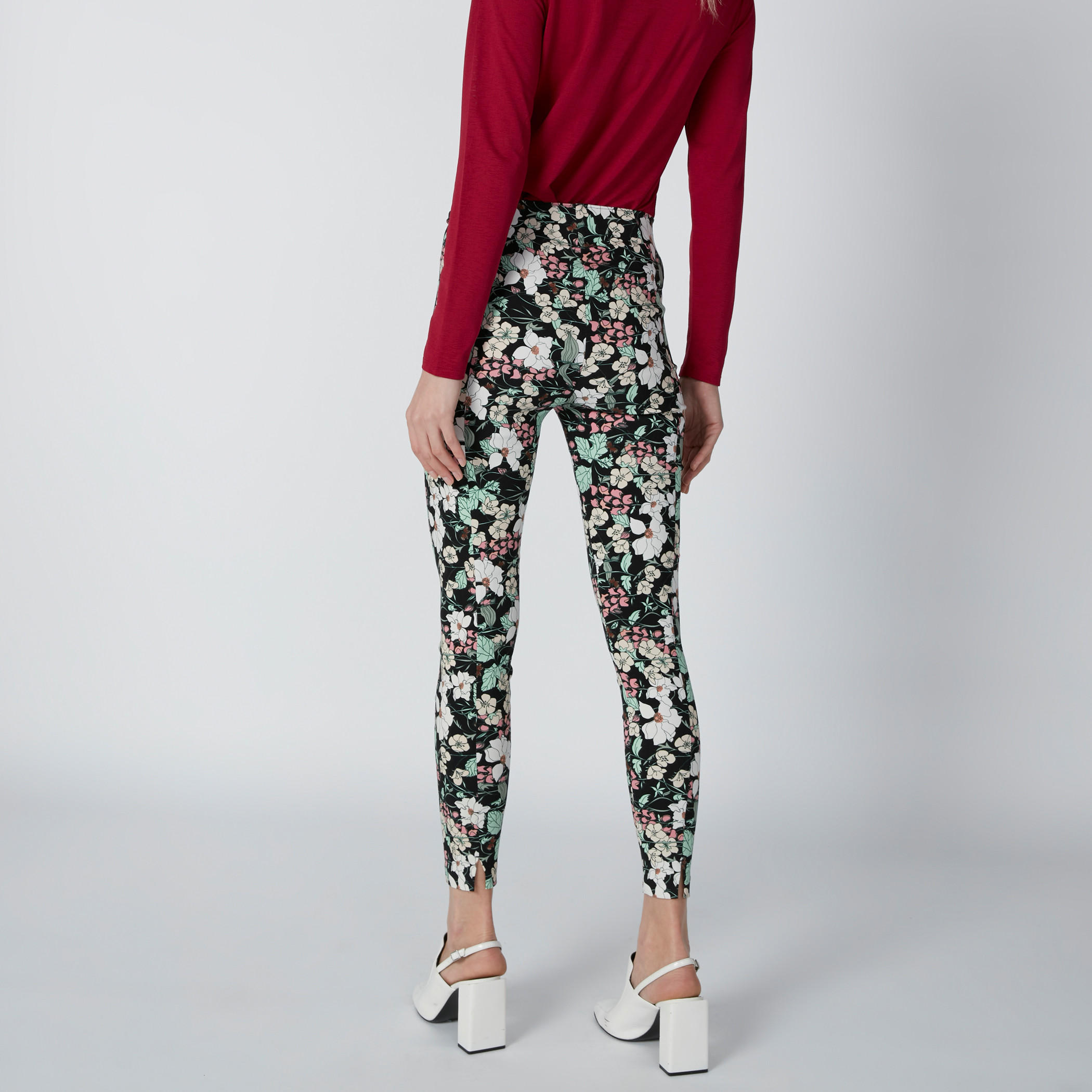 بنطال طويل بقَصّة ضيقة وخصر مطاطي وطبعات-women-clothing-bottoms-leggings-image-2
