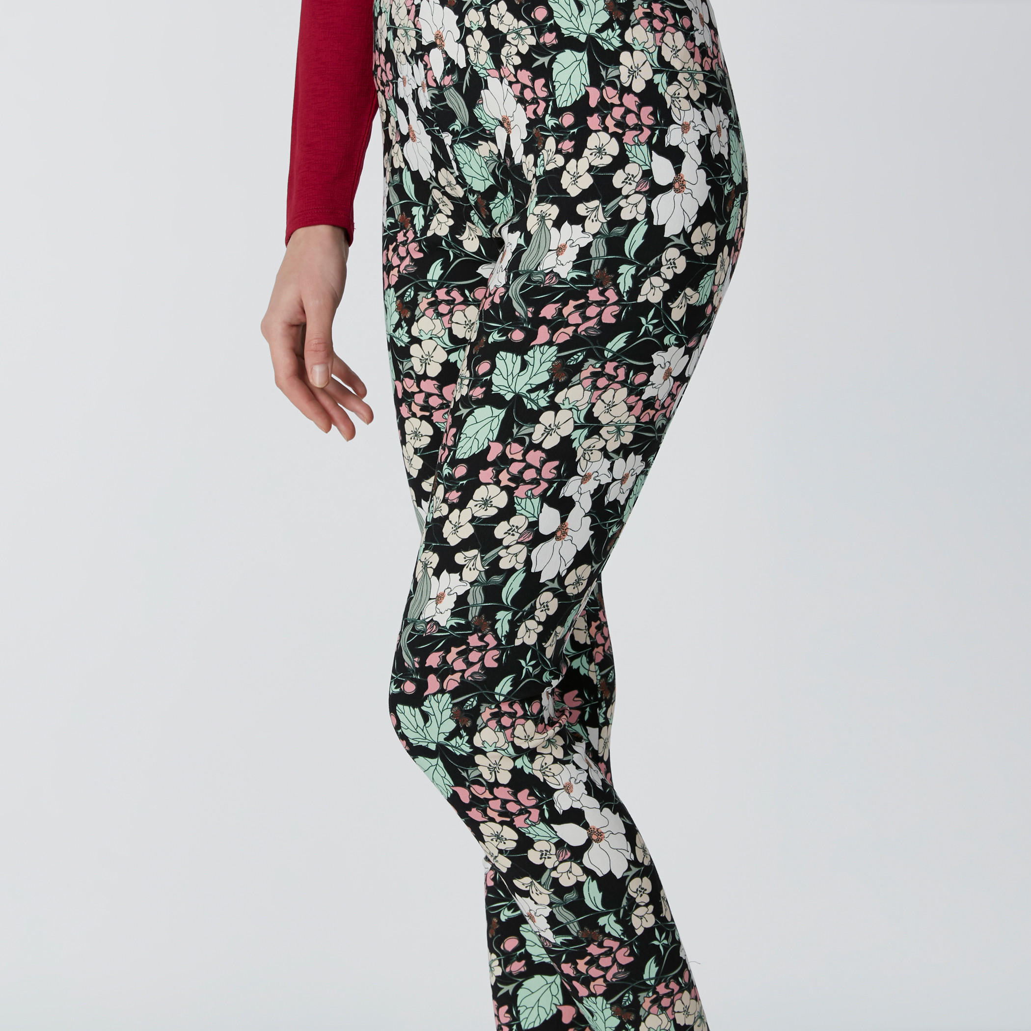 بنطال طويل بقَصّة ضيقة وخصر مطاطي وطبعات-women-clothing-bottoms-leggings-image-4