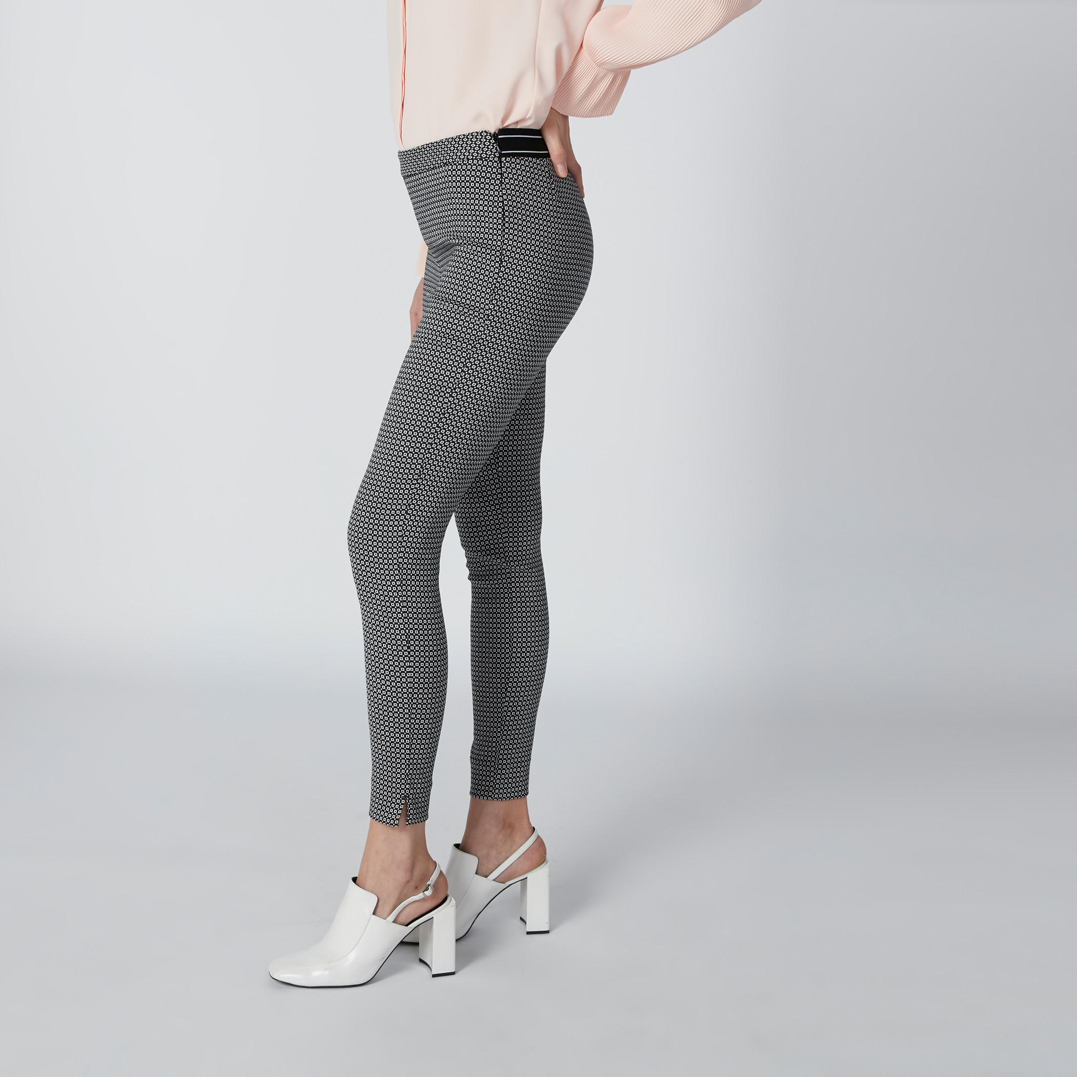 بنطال طويل بقصّة ضيّقة وخصر مطّاطي-women-clothing-bottoms-leggings-image-1