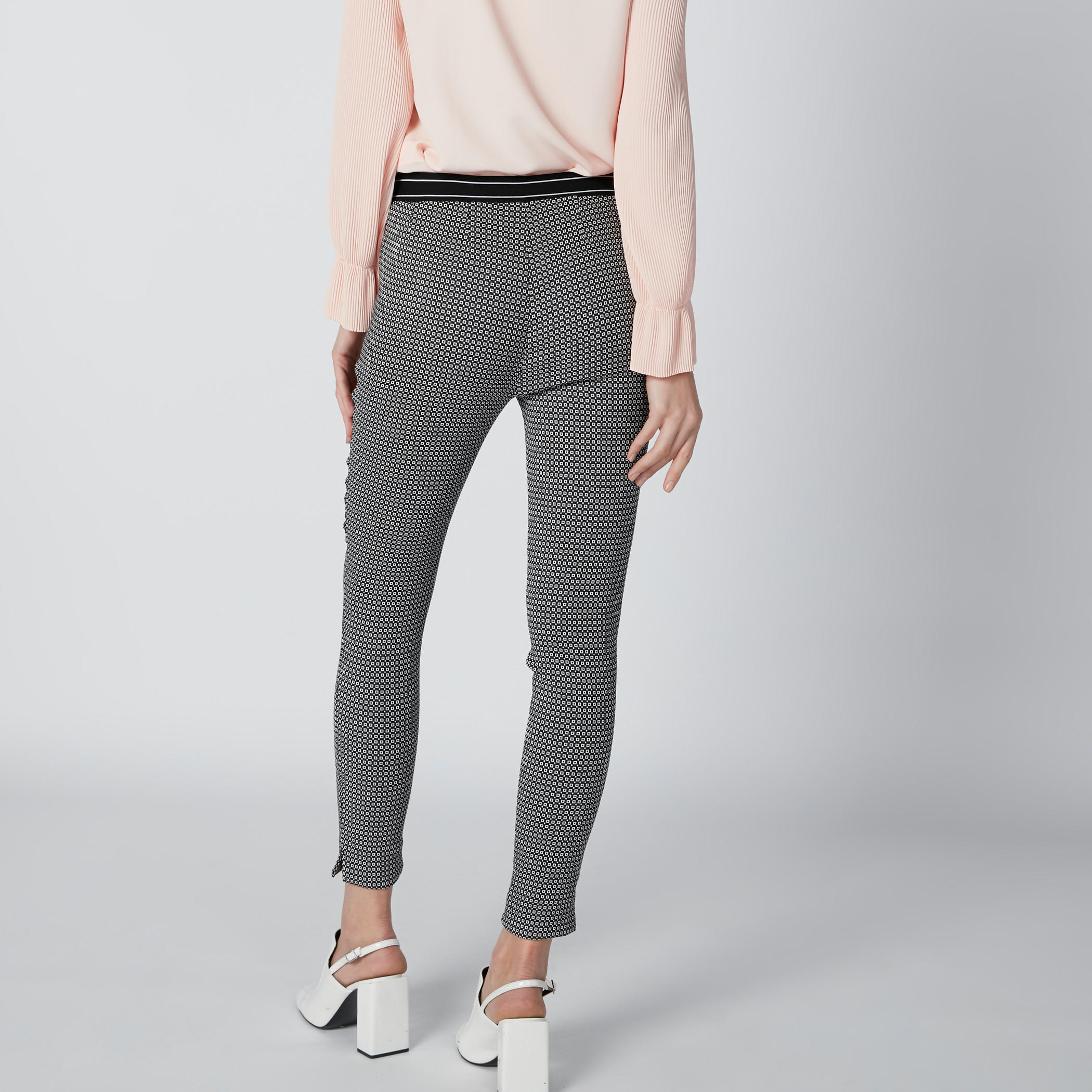 بنطال طويل بقصّة ضيّقة وخصر مطّاطي-women-clothing-bottoms-leggings-image-2