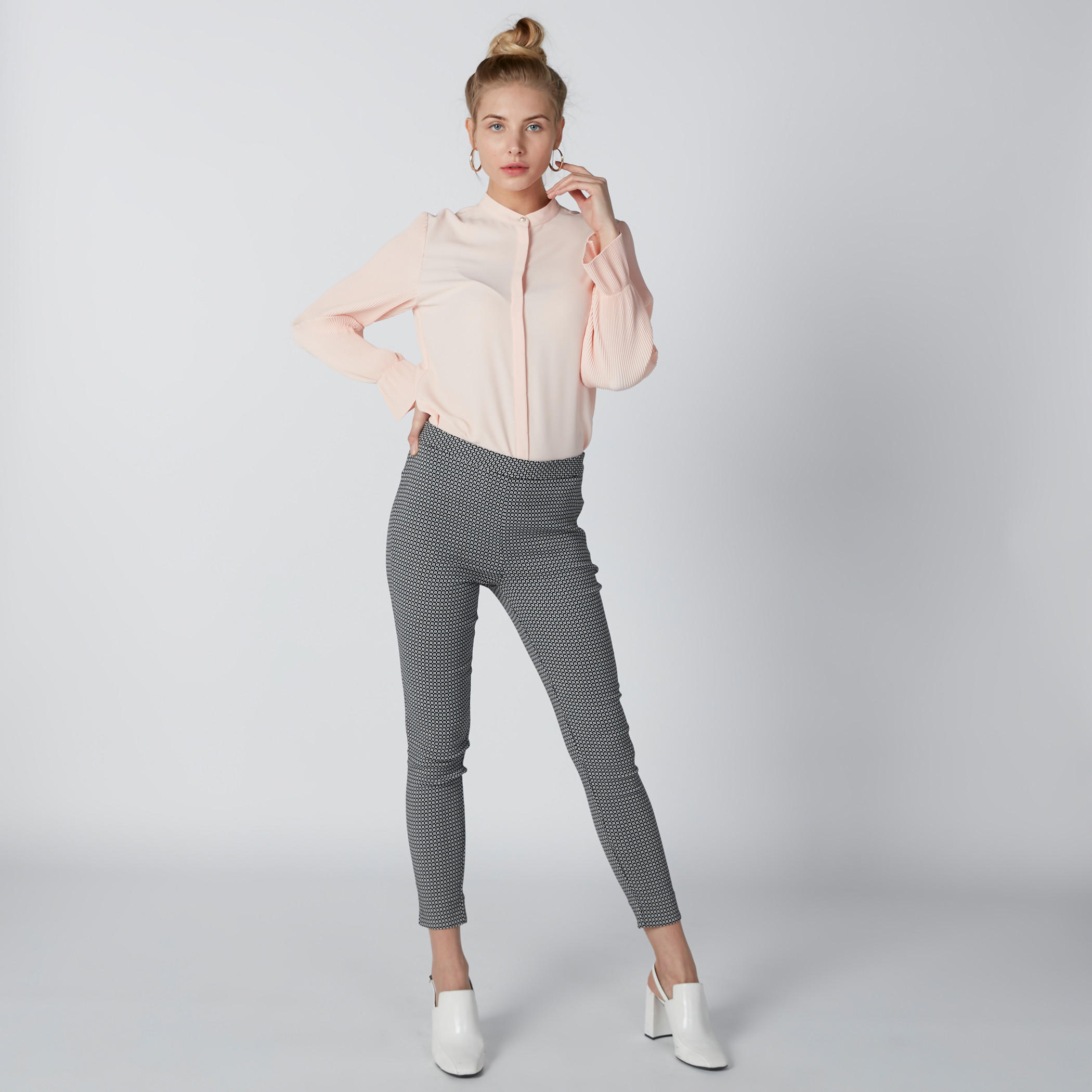 بنطال طويل بقصّة ضيّقة وخصر مطّاطي-women-clothing-bottoms-leggings-image-3