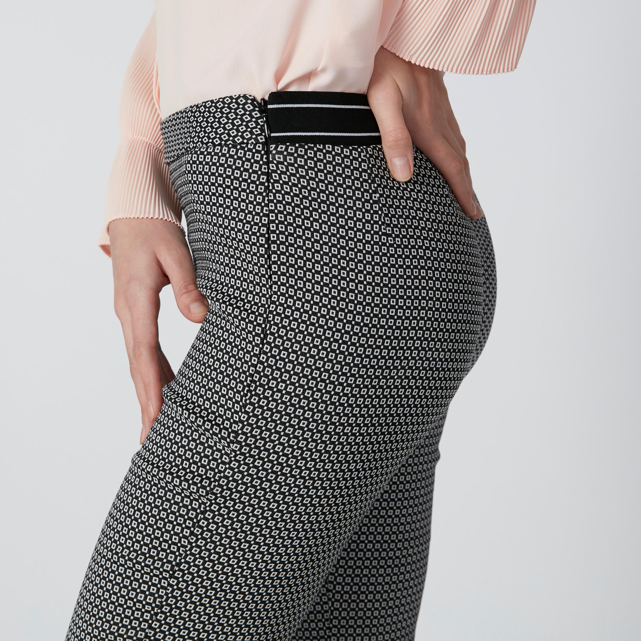 بنطال طويل بقصّة ضيّقة وخصر مطّاطي-women-clothing-bottoms-leggings-image-4