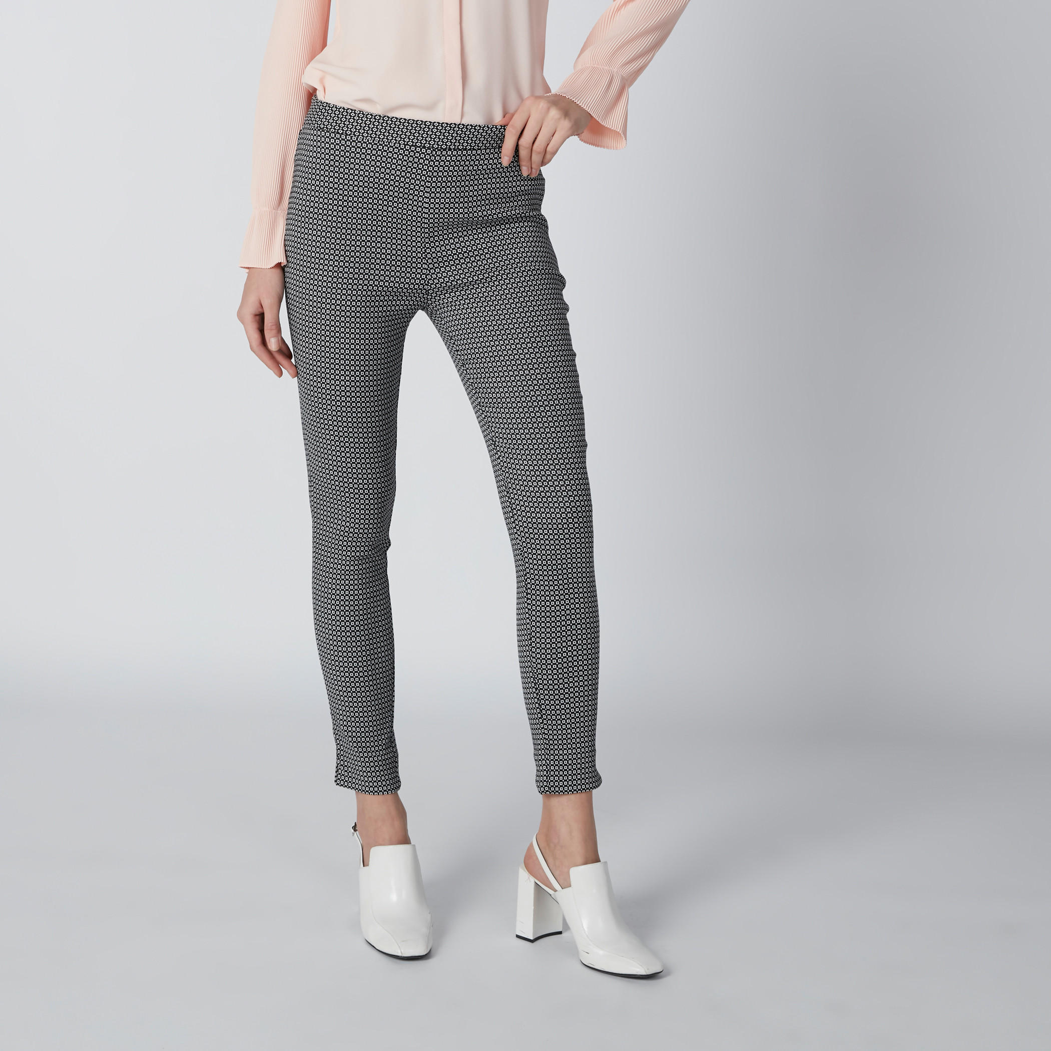 بنطال طويل بقصّة ضيّقة وخصر مطّاطي-women-clothing-bottoms-leggings-image-5