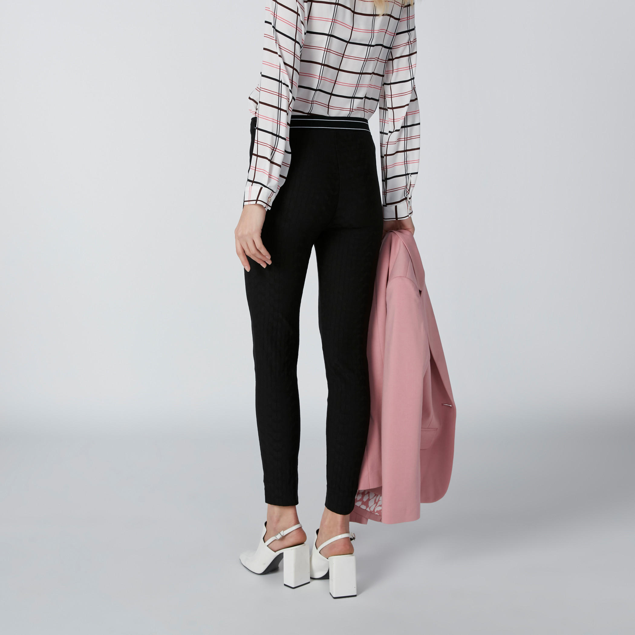بنطال طويل بقصّة ضيّقة وخصر مطّاطي-women-clothing-bottoms-leggings-image-2