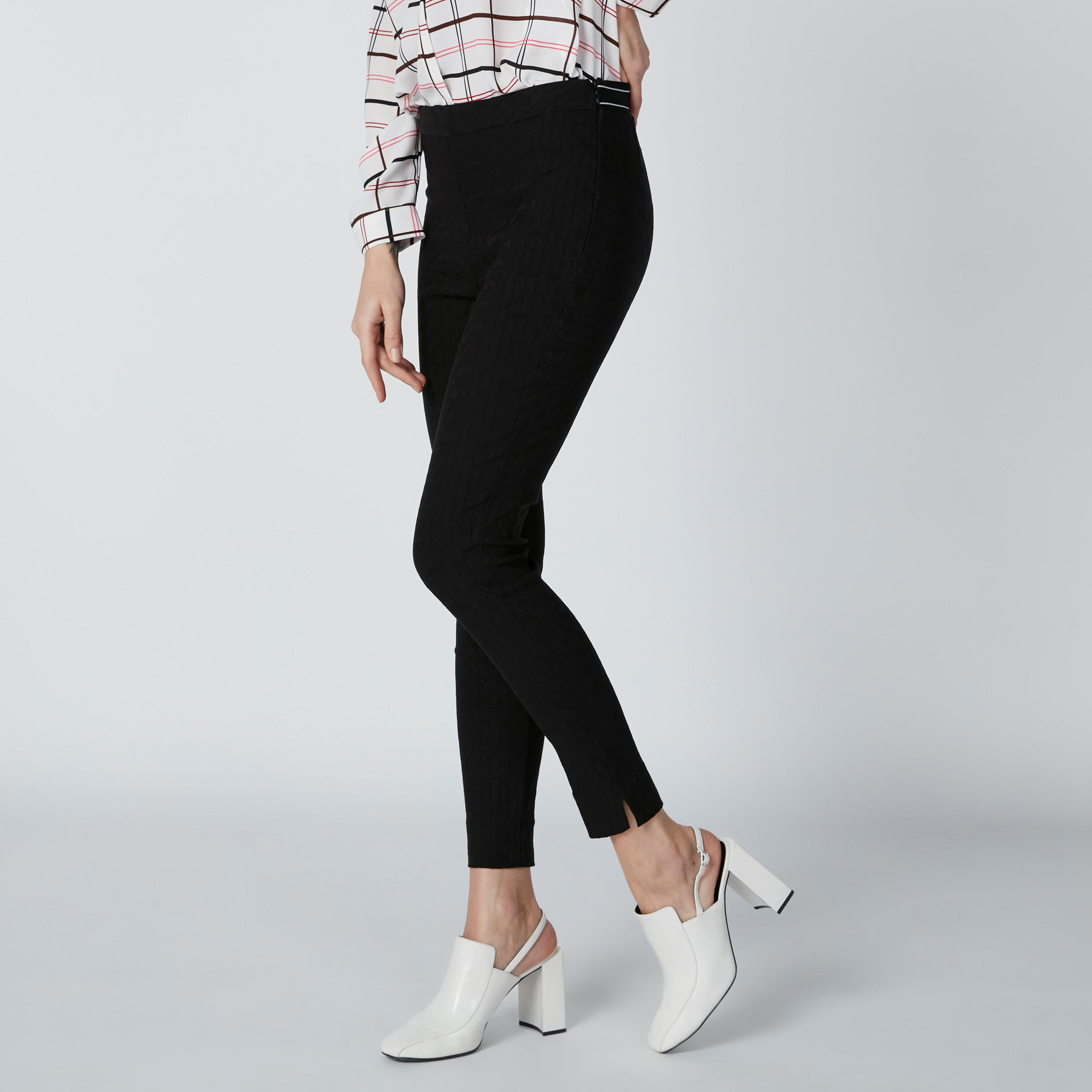بنطال طويل بقصّة ضيّقة وخصر مطّاطي-women-clothing-bottoms-leggings-image-3