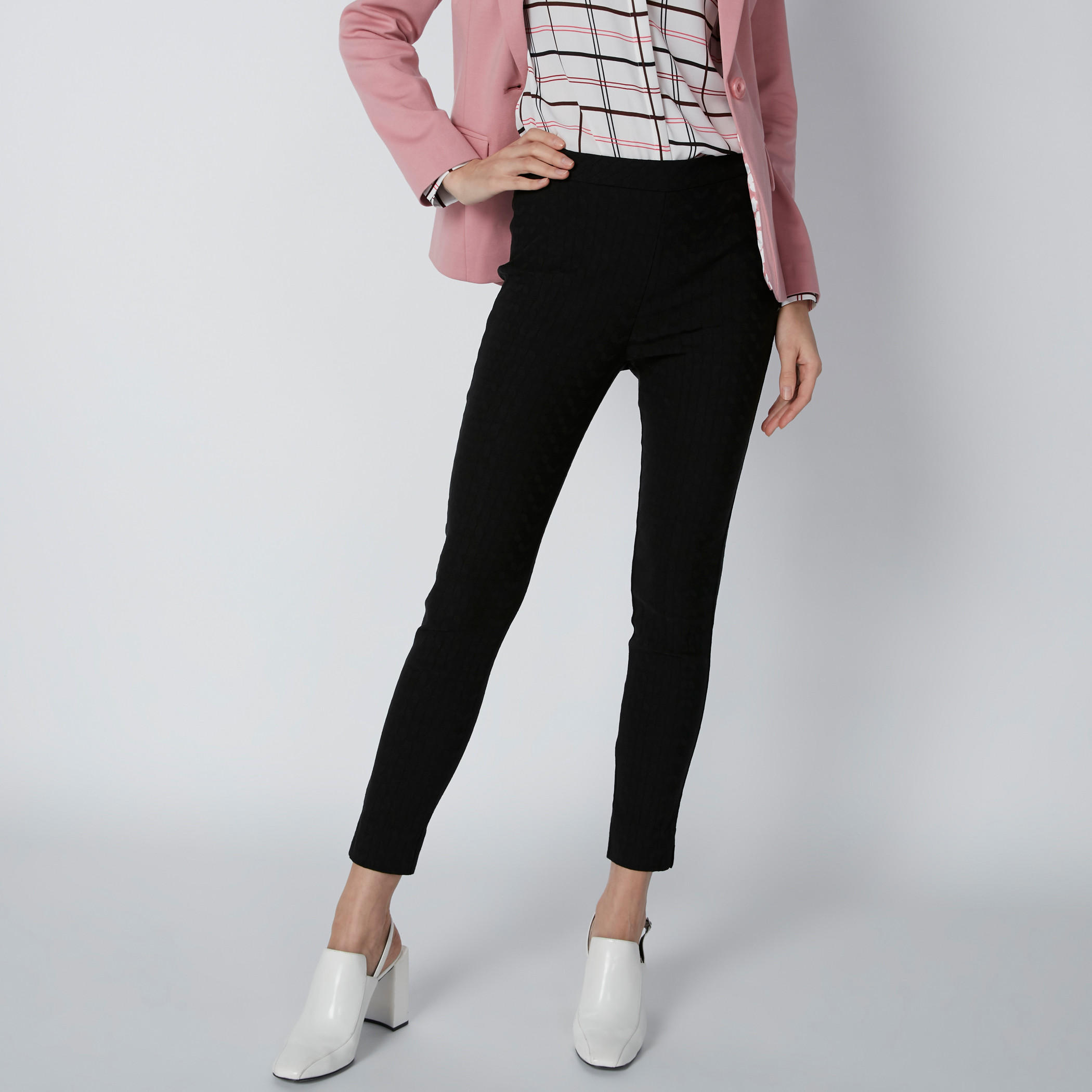 بنطال طويل بقصّة ضيّقة وخصر مطّاطي-women-clothing-bottoms-leggings-image-4