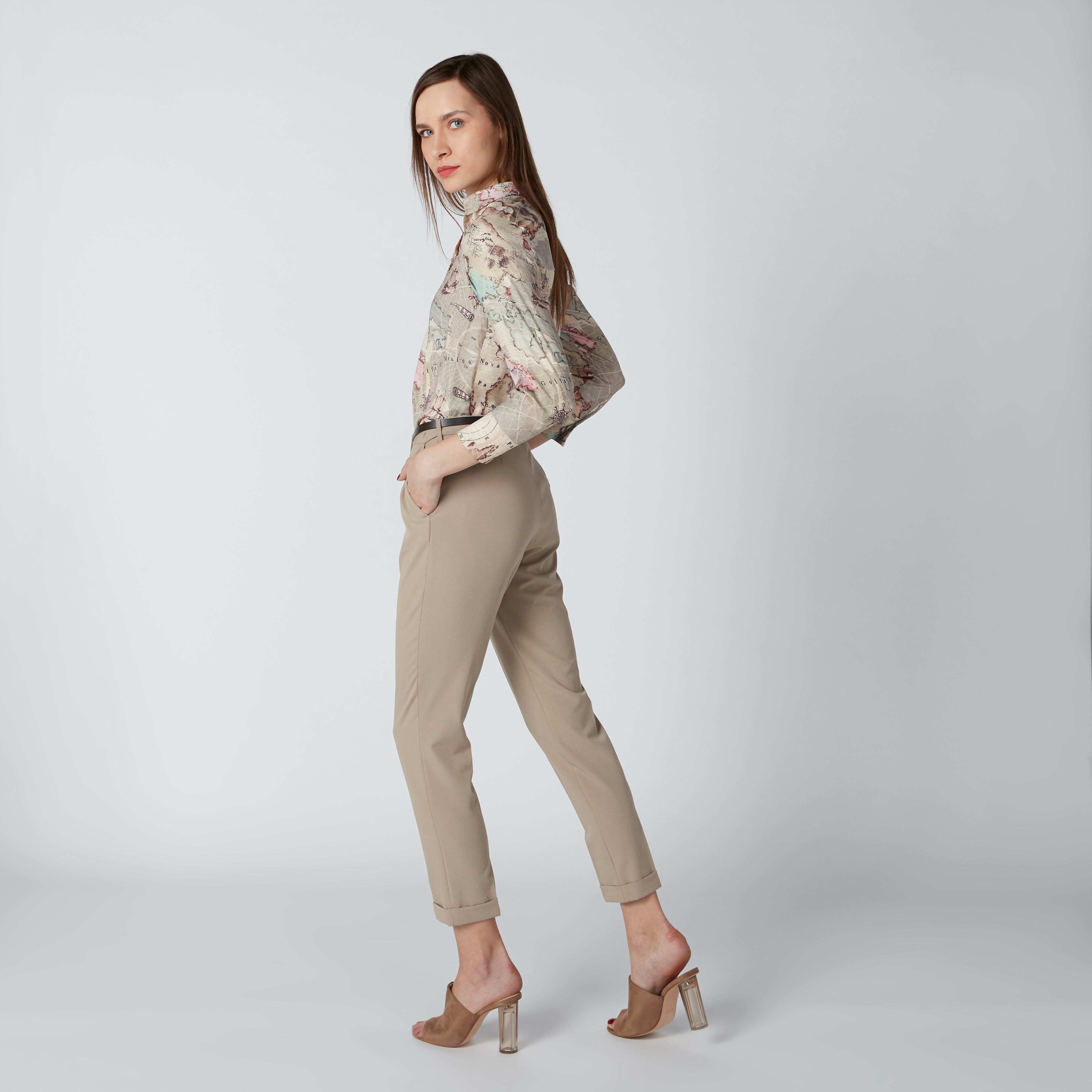 بنطال طويل بقصّة سليم وخصر مرن وجيوب-women-clothing-bottoms-trousers-image-1