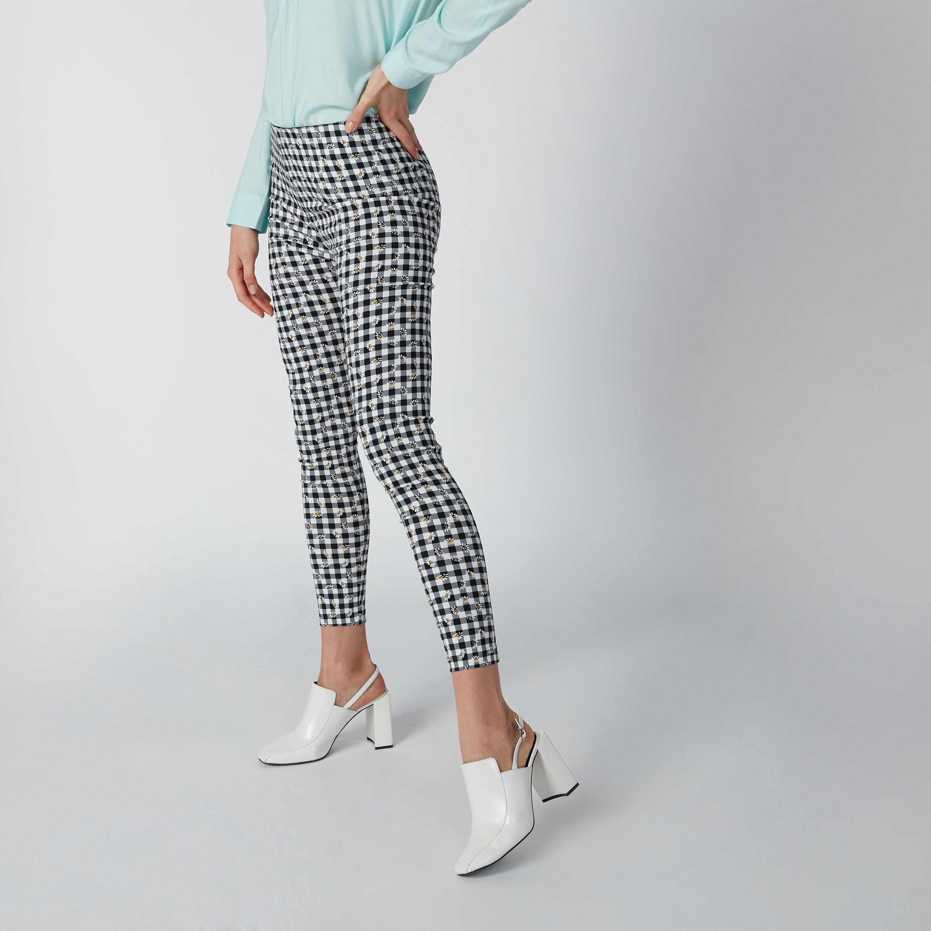 بنطال ليقنز بقصّة سكيني وخصر مطّاطي وطبعات-women-clothing-bottoms-leggings-image-4