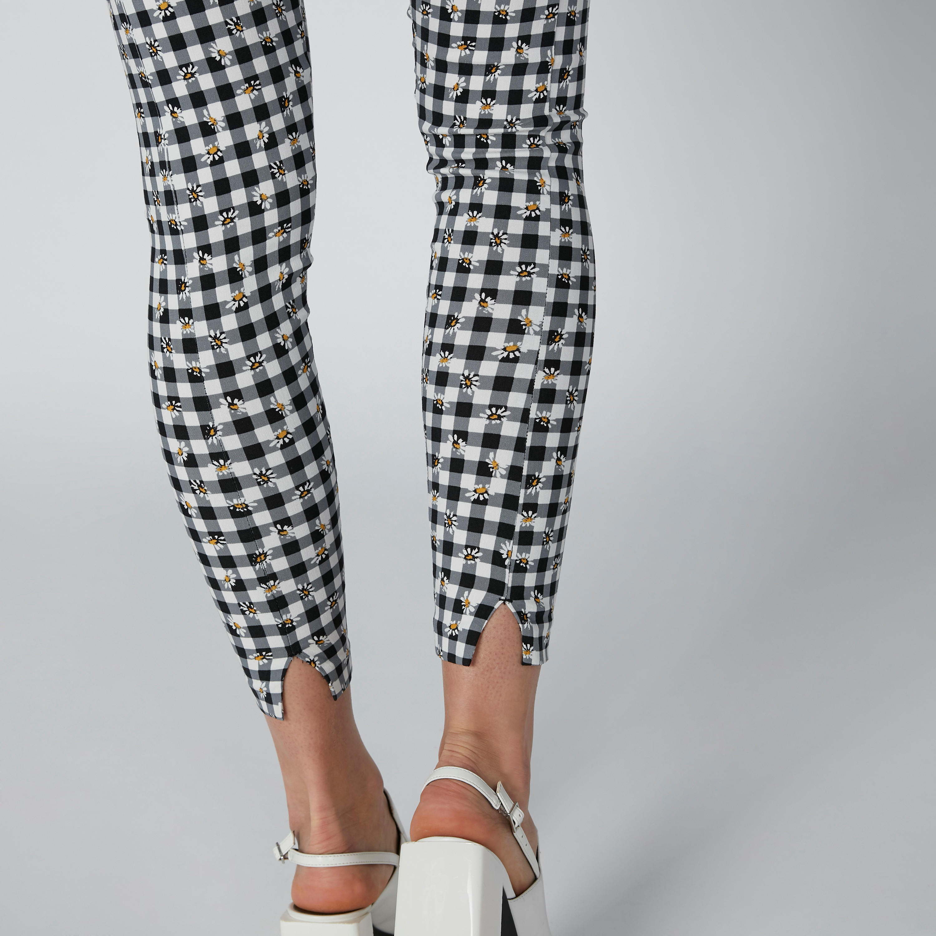 بنطال ليقنز بقصّة سكيني وخصر مطّاطي وطبعات-women-clothing-bottoms-leggings-image-5