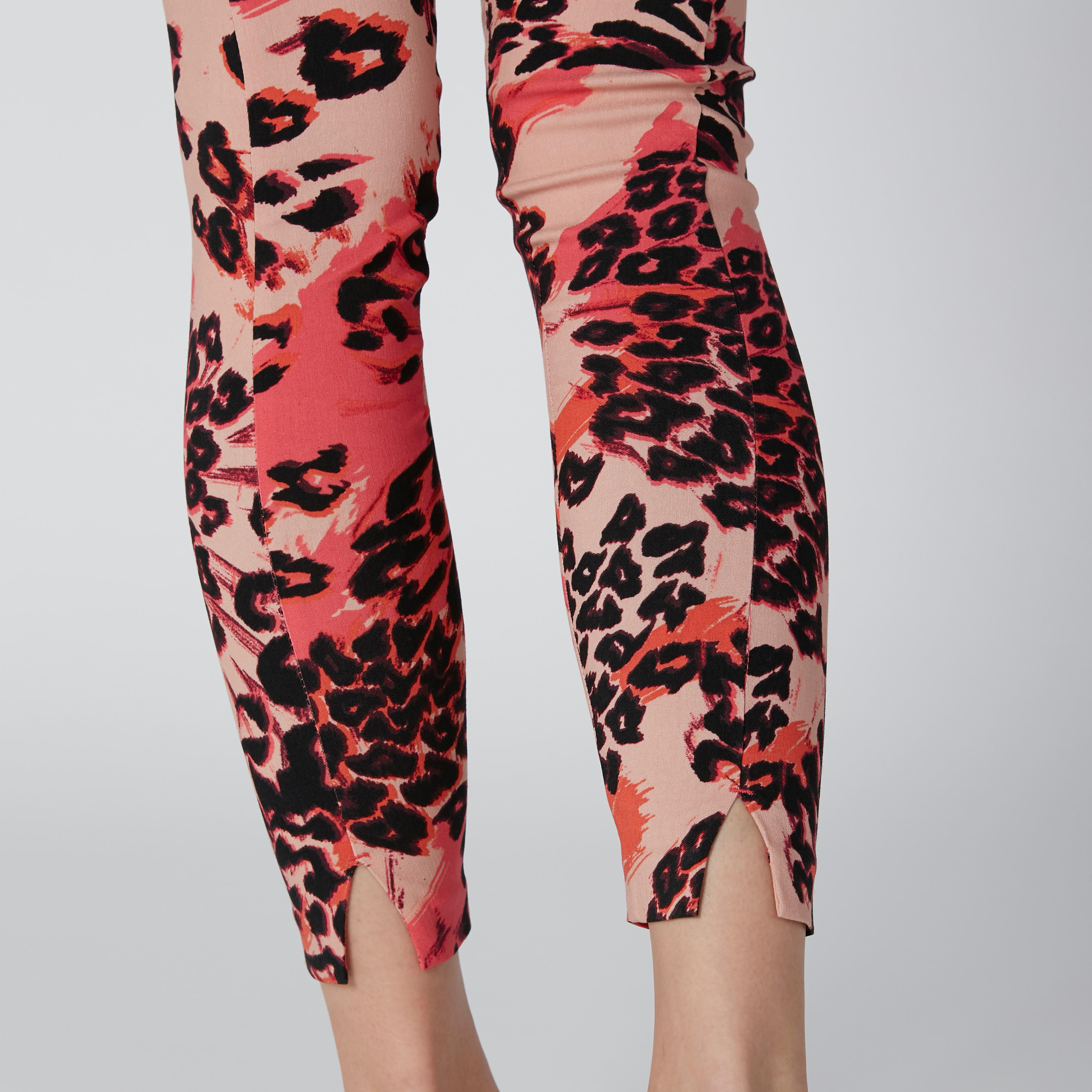 بنطال ليقنز بقصّة سكيني وفتحة وطبعات-women-clothing-bottoms-leggings-image-5