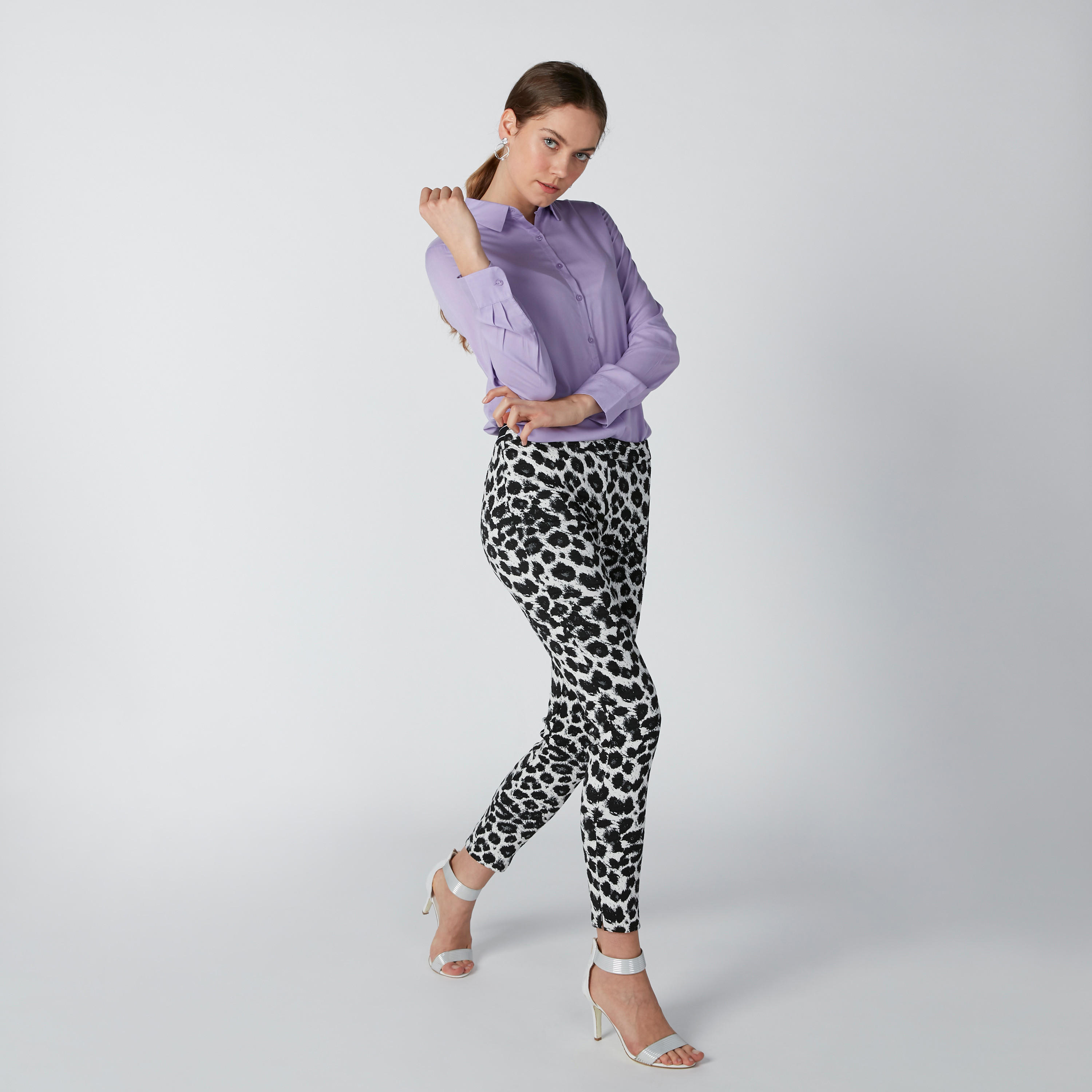 بنطال بخصر مطّاطي متوسط الارتفاع وطبعات حيوانات-women-clothing-bottoms-trousers-image-1