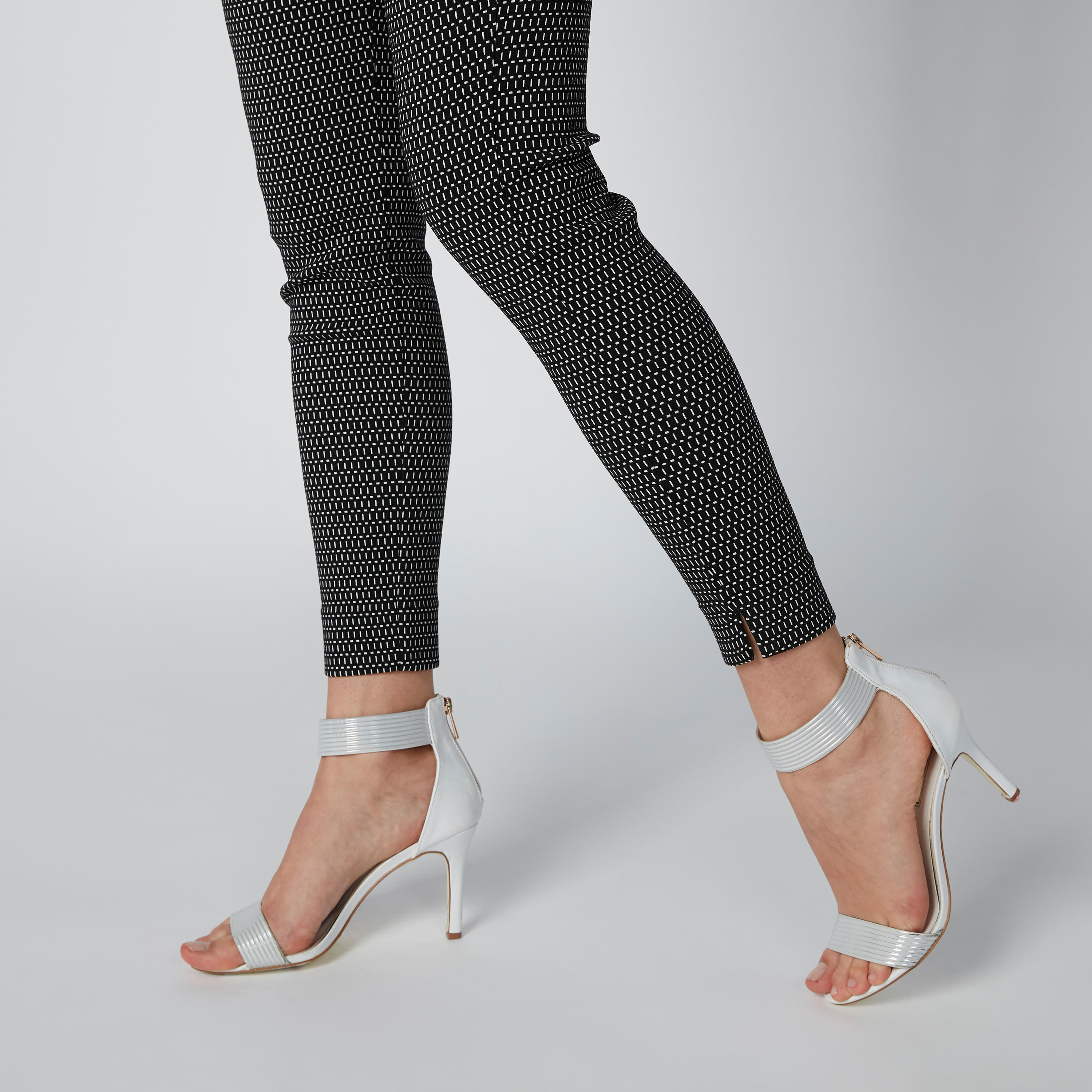 بنطال بقصّة سكيني وخصر مطّاطي متوسط الارتفاع وطبعات-women-clothing-bottoms-trousers-image-5