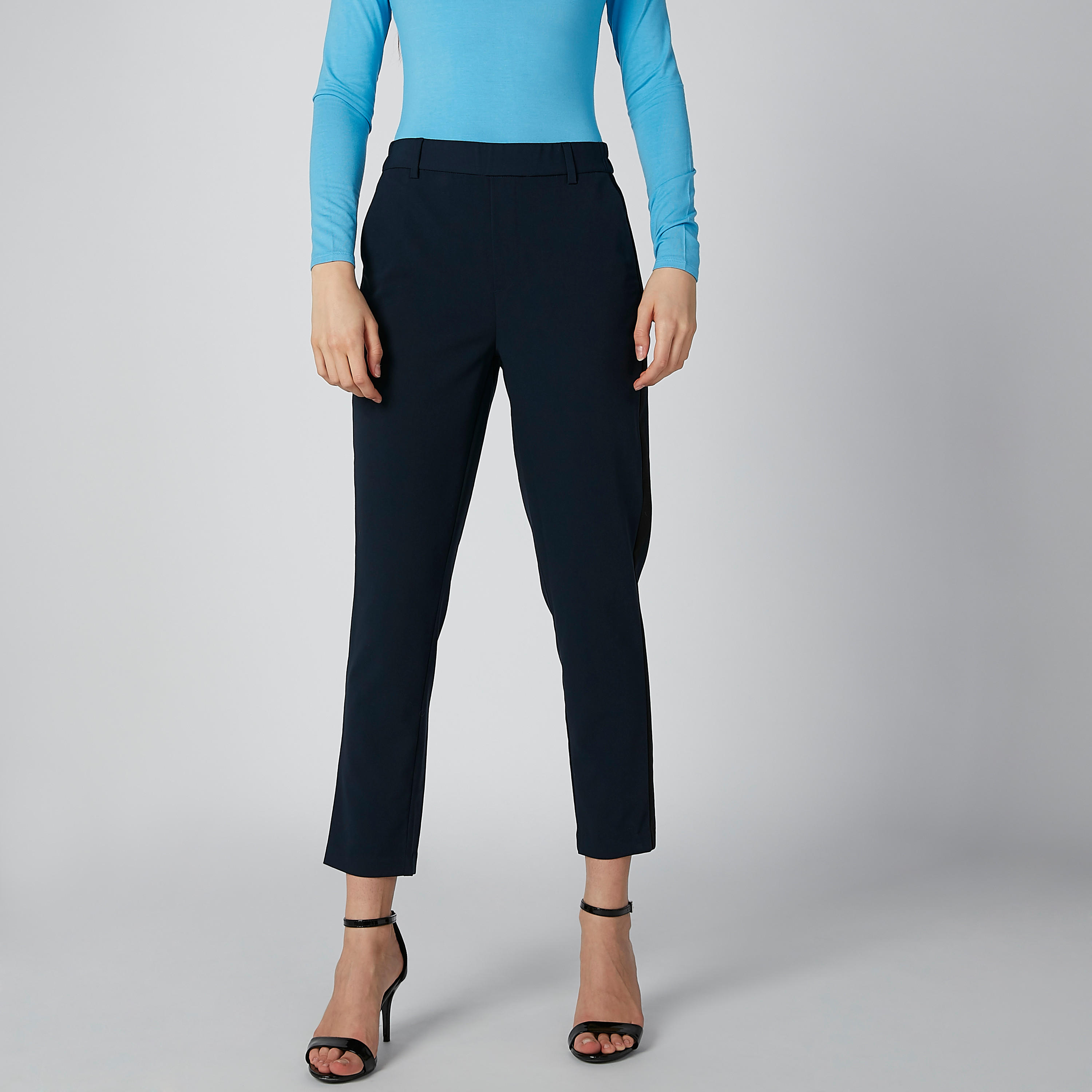 بنطال تشينو بقصّة سليم وخصر متوسط الارتفاع وجيوب وشريطة-women-clothing-bottoms-trousers-image-1