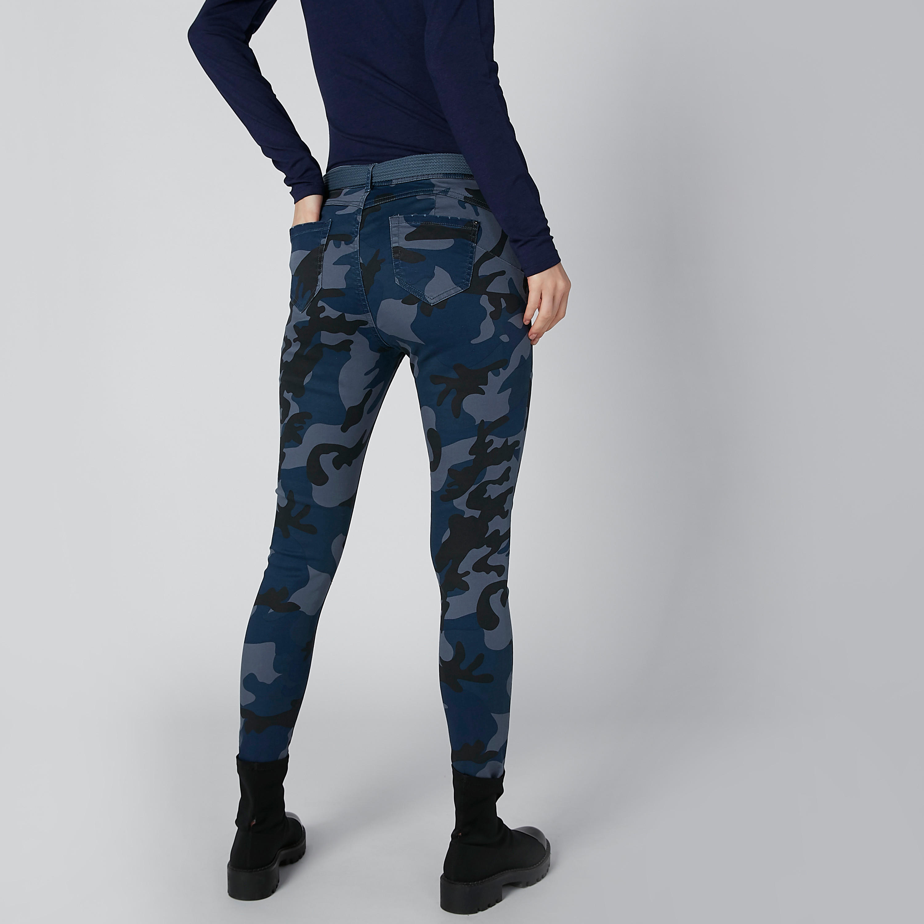 بنطال بجيوب وطبعات مموّهة-women-clothing-bottoms-trousers-image-2