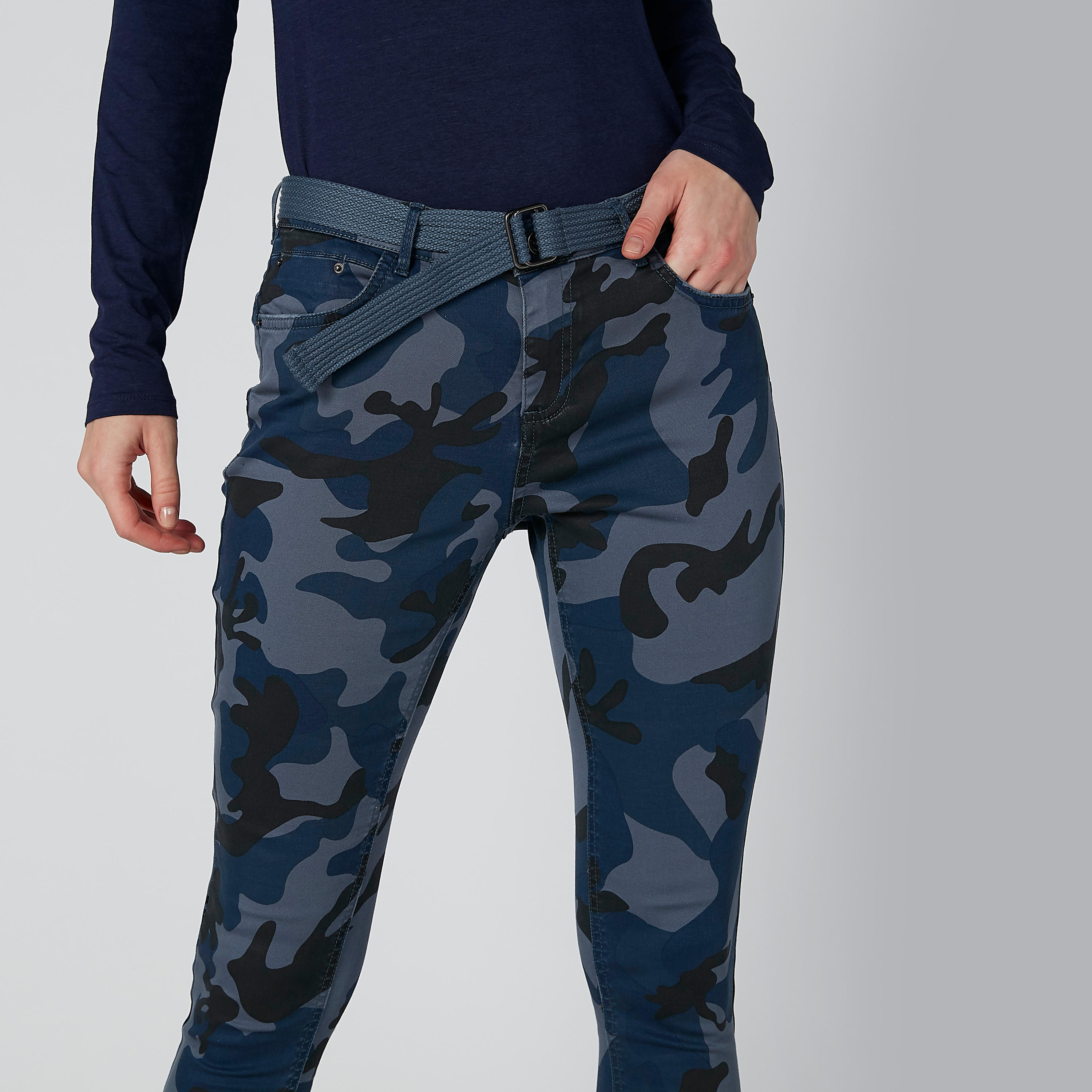 بنطال بجيوب وطبعات مموّهة-women-clothing-bottoms-trousers-image-4