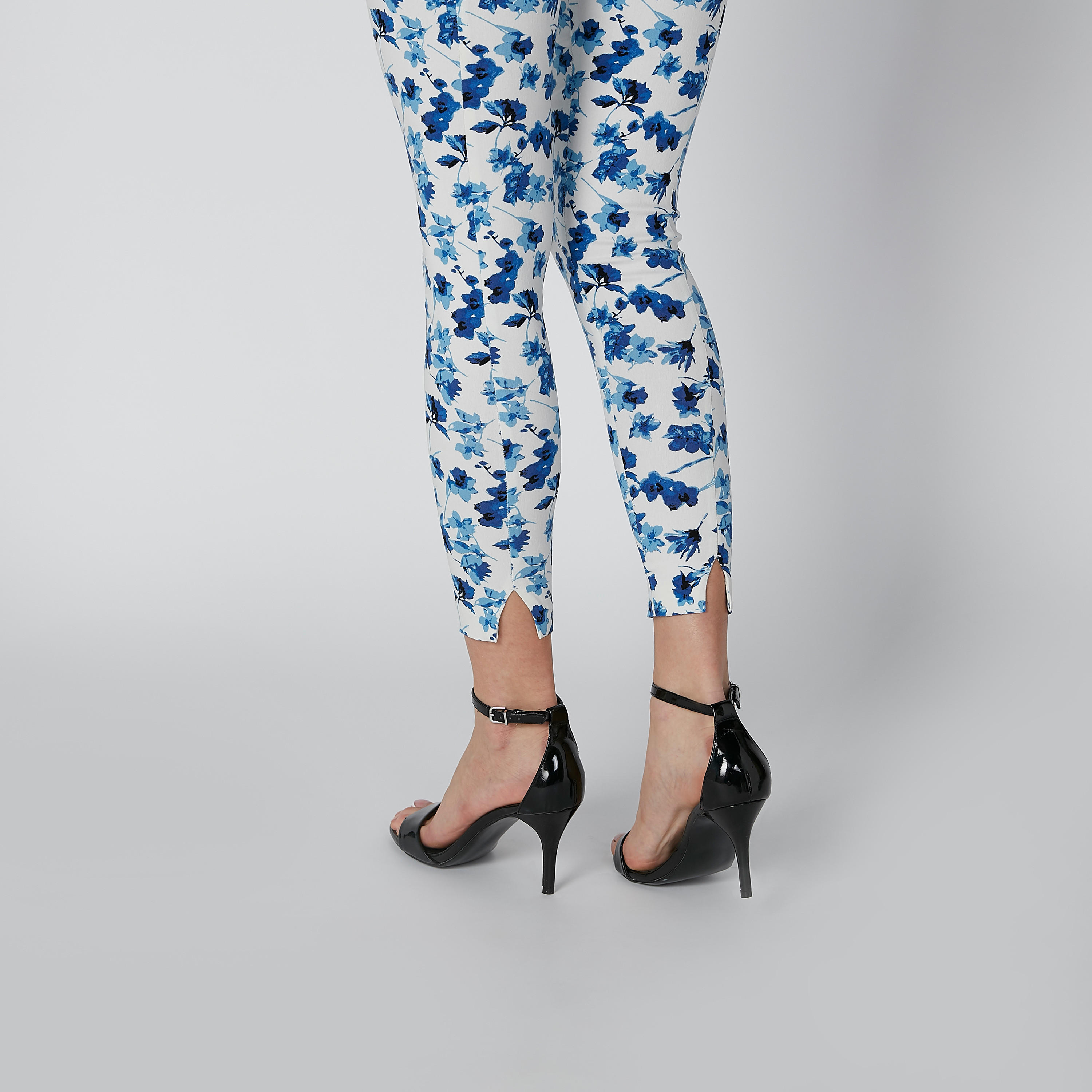 بنطال بحوّاف غير مستوية وطبعات زهرية-women-clothing-bottoms-trousers-image-1
