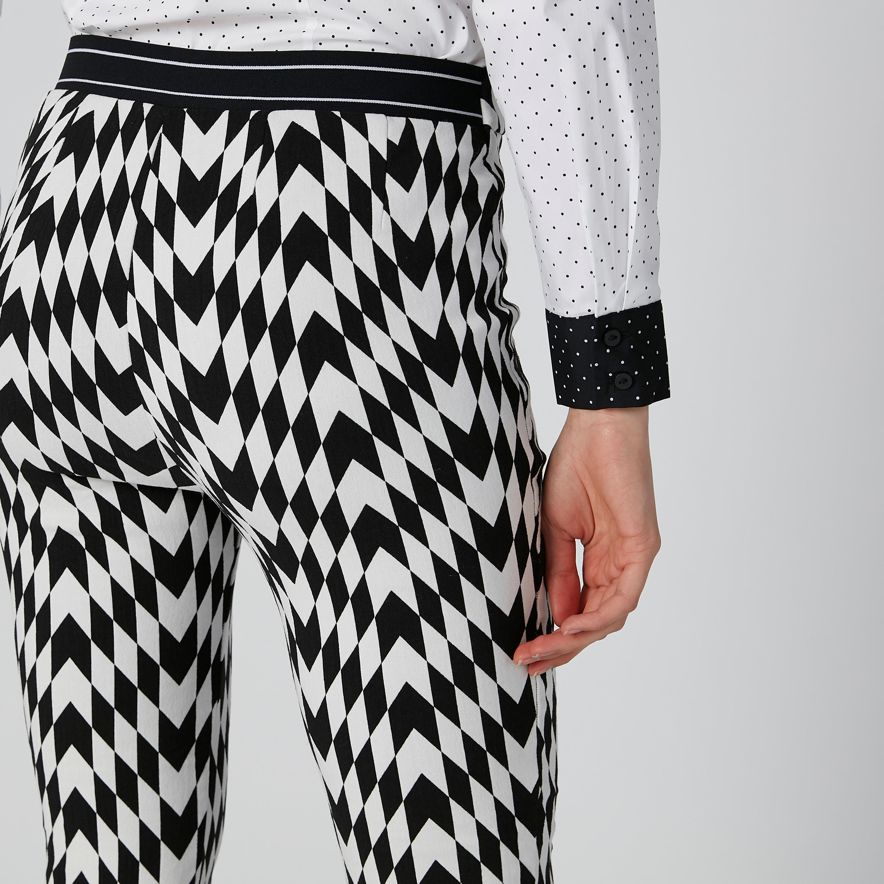 بنطال طويل بخصر مطّاطي وفتحة وطبعات-women-clothing-bottoms-leggings-image-4
