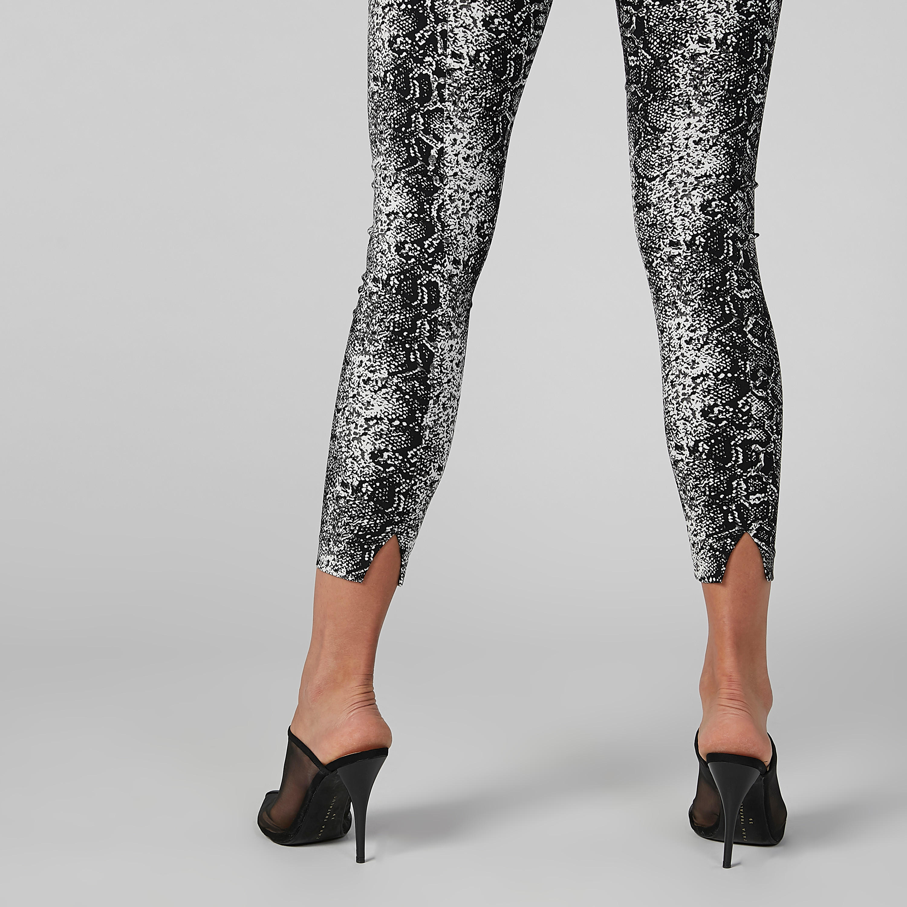 بنطال طويل بفتحة وطبعات حيوانات-women-clothing-bottoms-leggings-image-5
