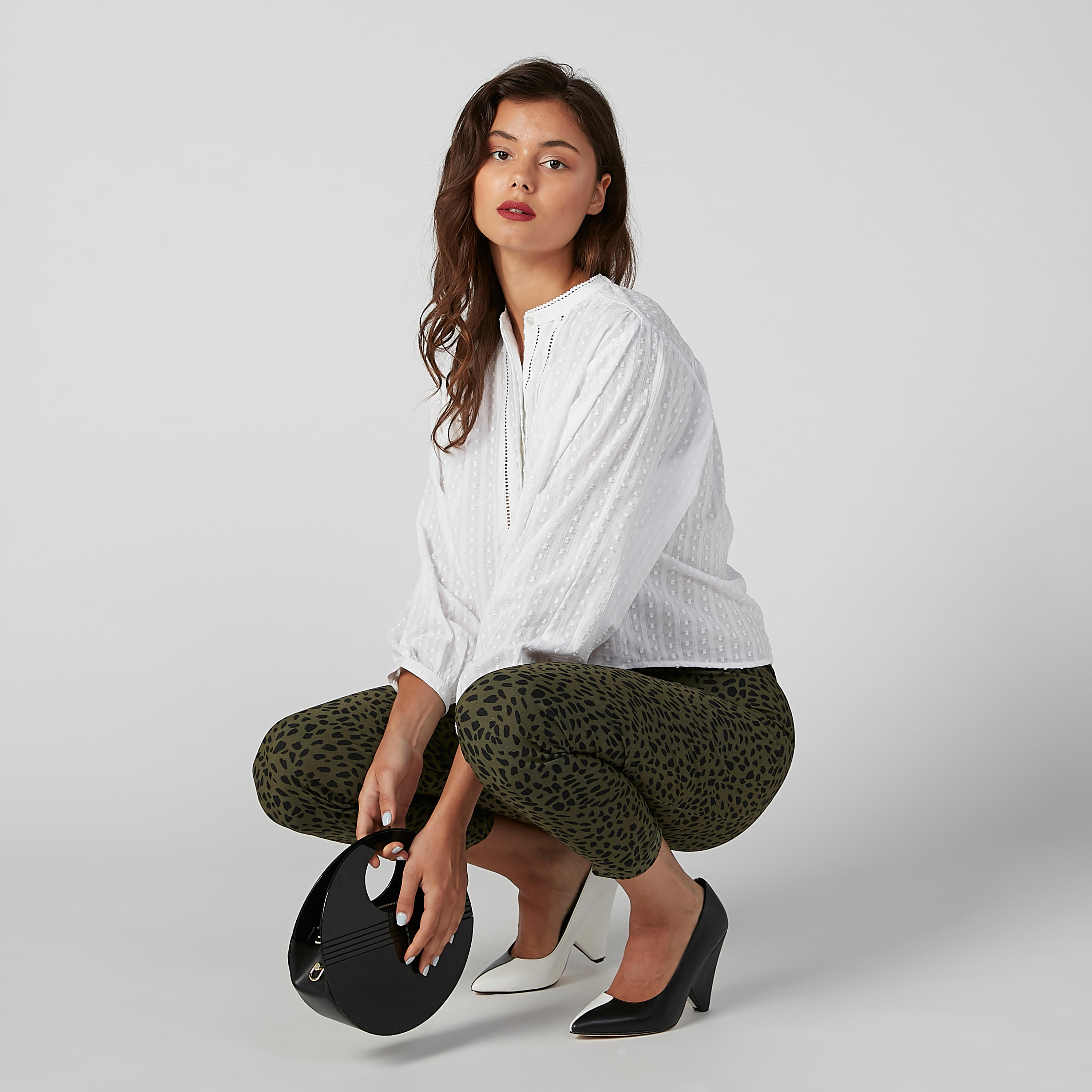 بنطال جينز ضيّق بفتحة وطبعات حيوانات-women-clothing-bottoms-trousers-image-1