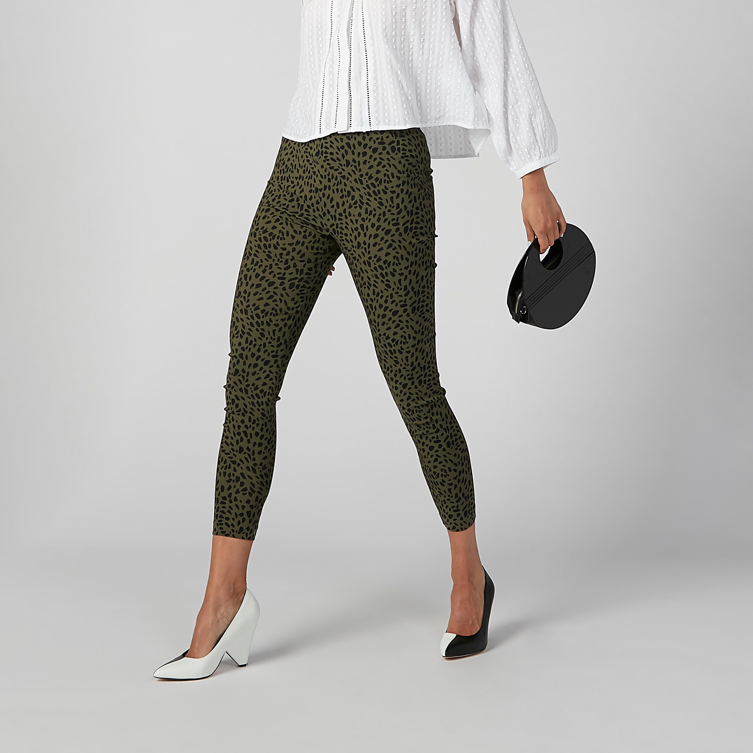 بنطال جينز ضيّق بفتحة وطبعات حيوانات-women-clothing-bottoms-trousers-image-3