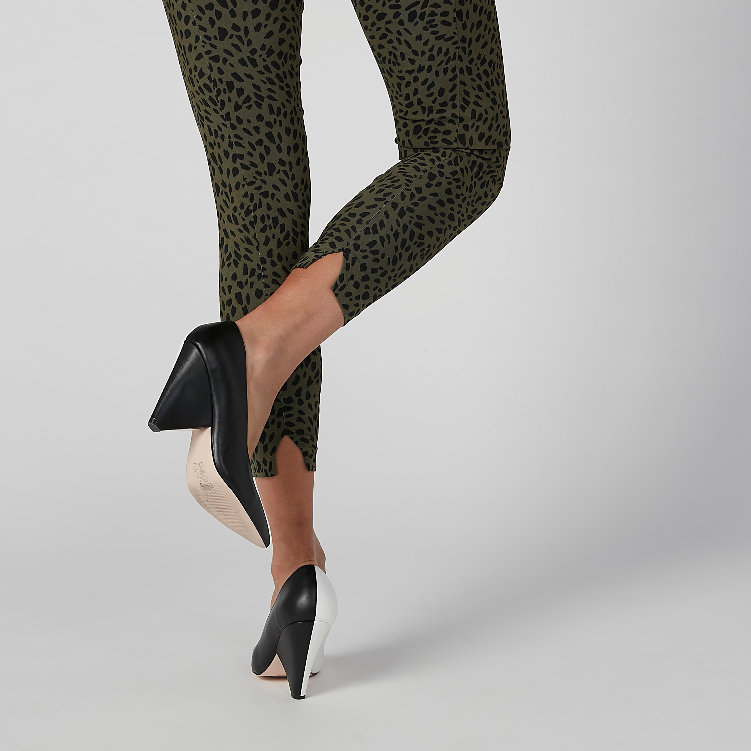 بنطال جينز ضيّق بفتحة وطبعات حيوانات-women-clothing-bottoms-trousers-image-5