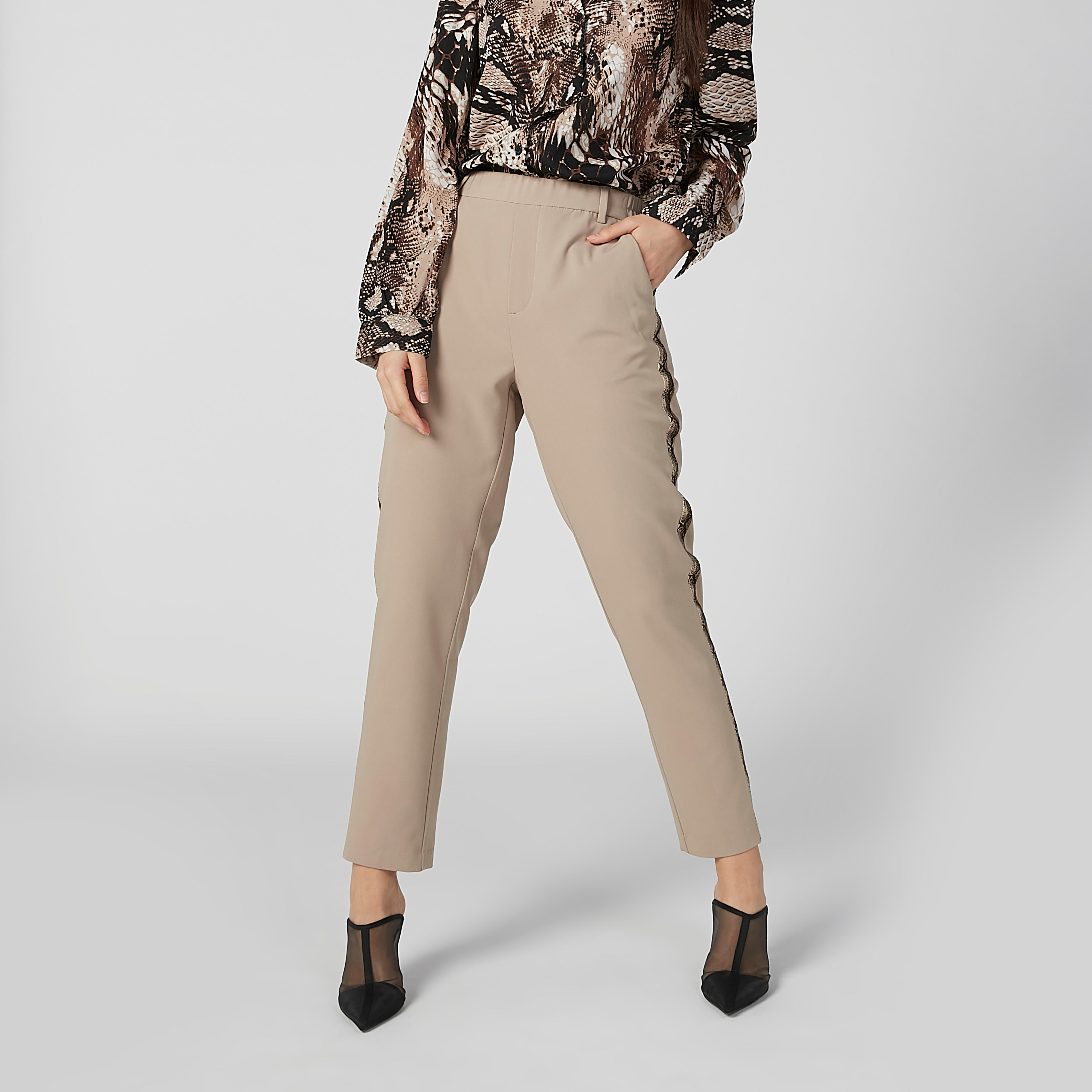 بنطال طويل بخصر متوسط الارتفاع وجيوب وشريطة-women-clothing-bottoms-trousers-image-1