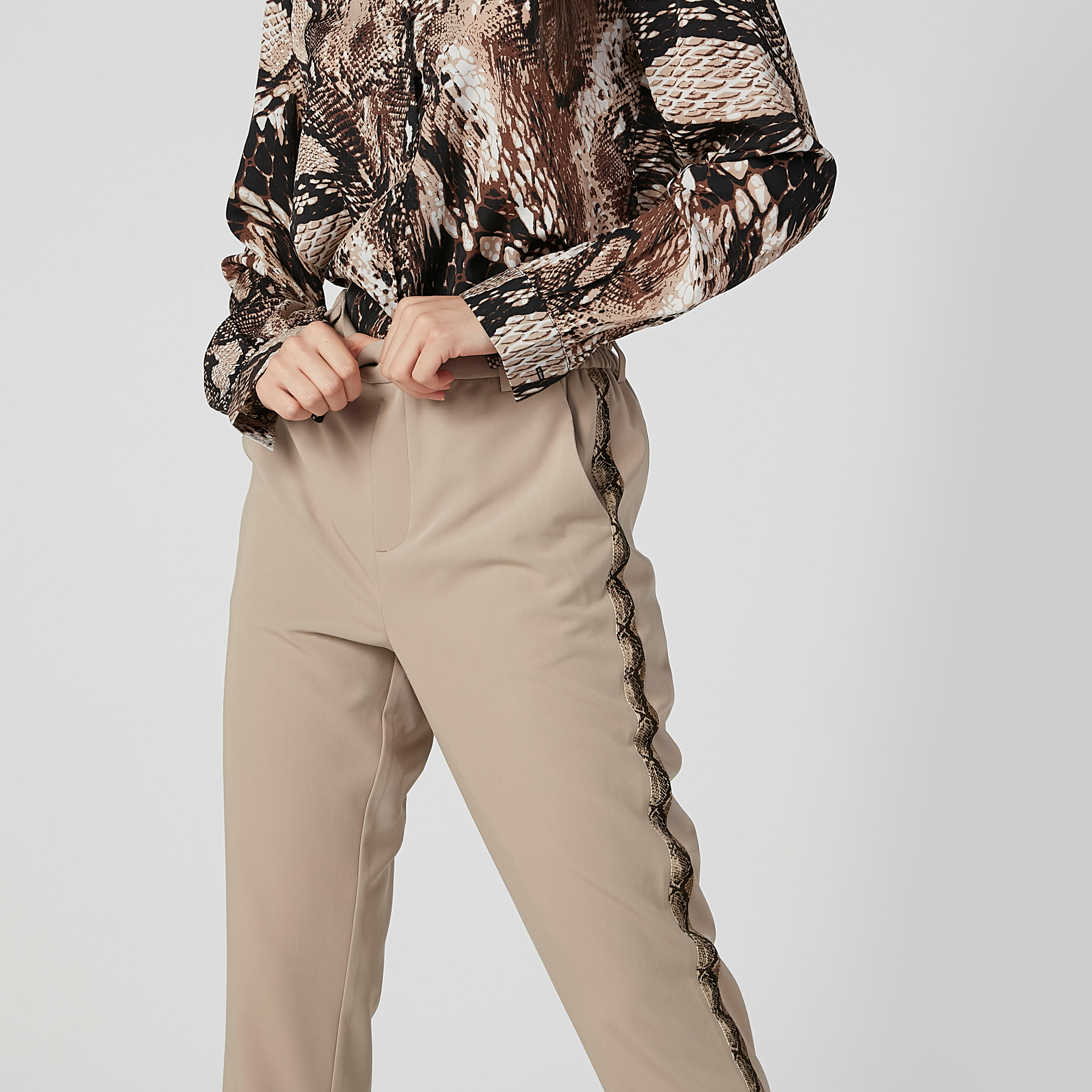 بنطال طويل بخصر متوسط الارتفاع وجيوب وشريطة-women-clothing-bottoms-trousers-image-3