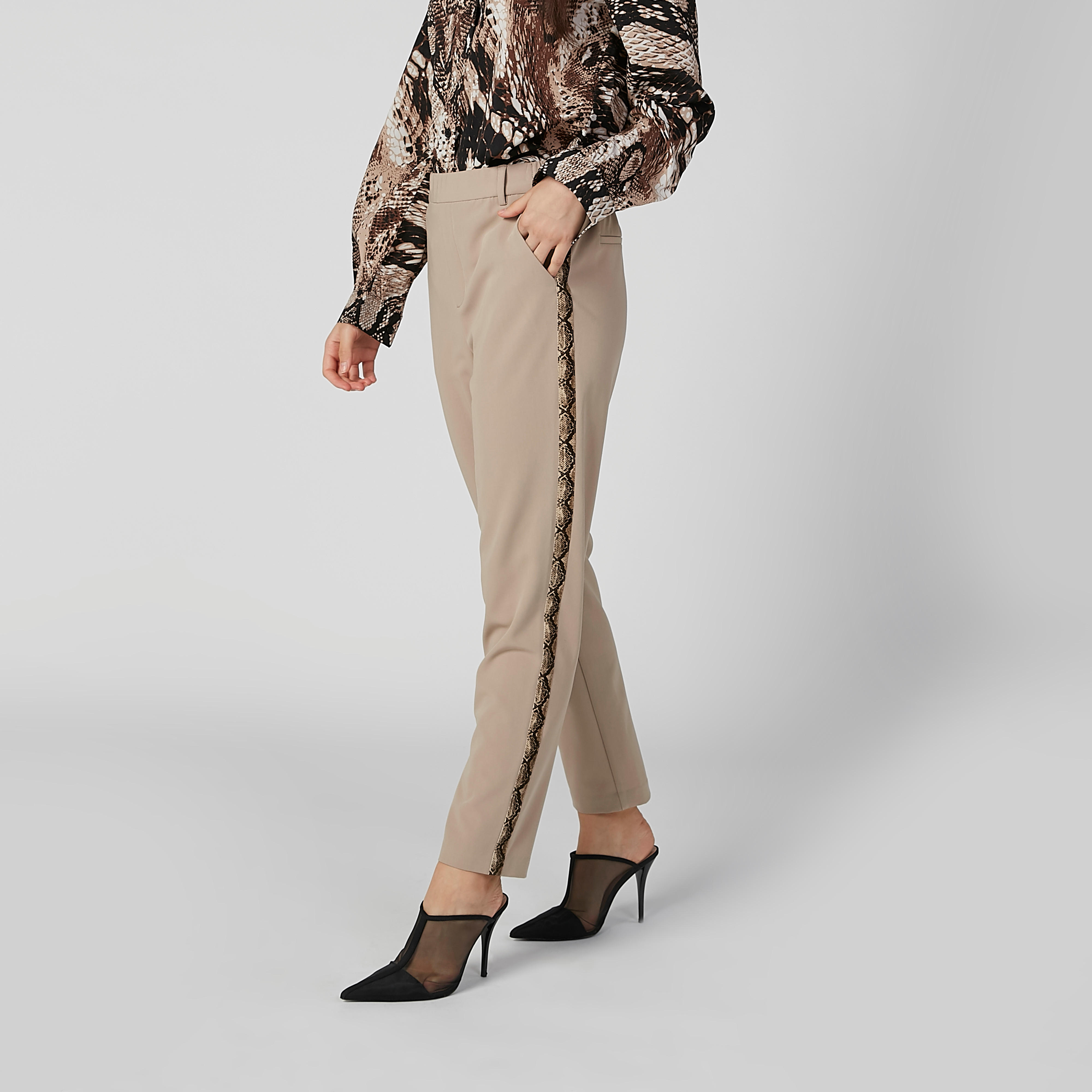 بنطال طويل بخصر متوسط الارتفاع وجيوب وشريطة-women-clothing-bottoms-trousers-image-4