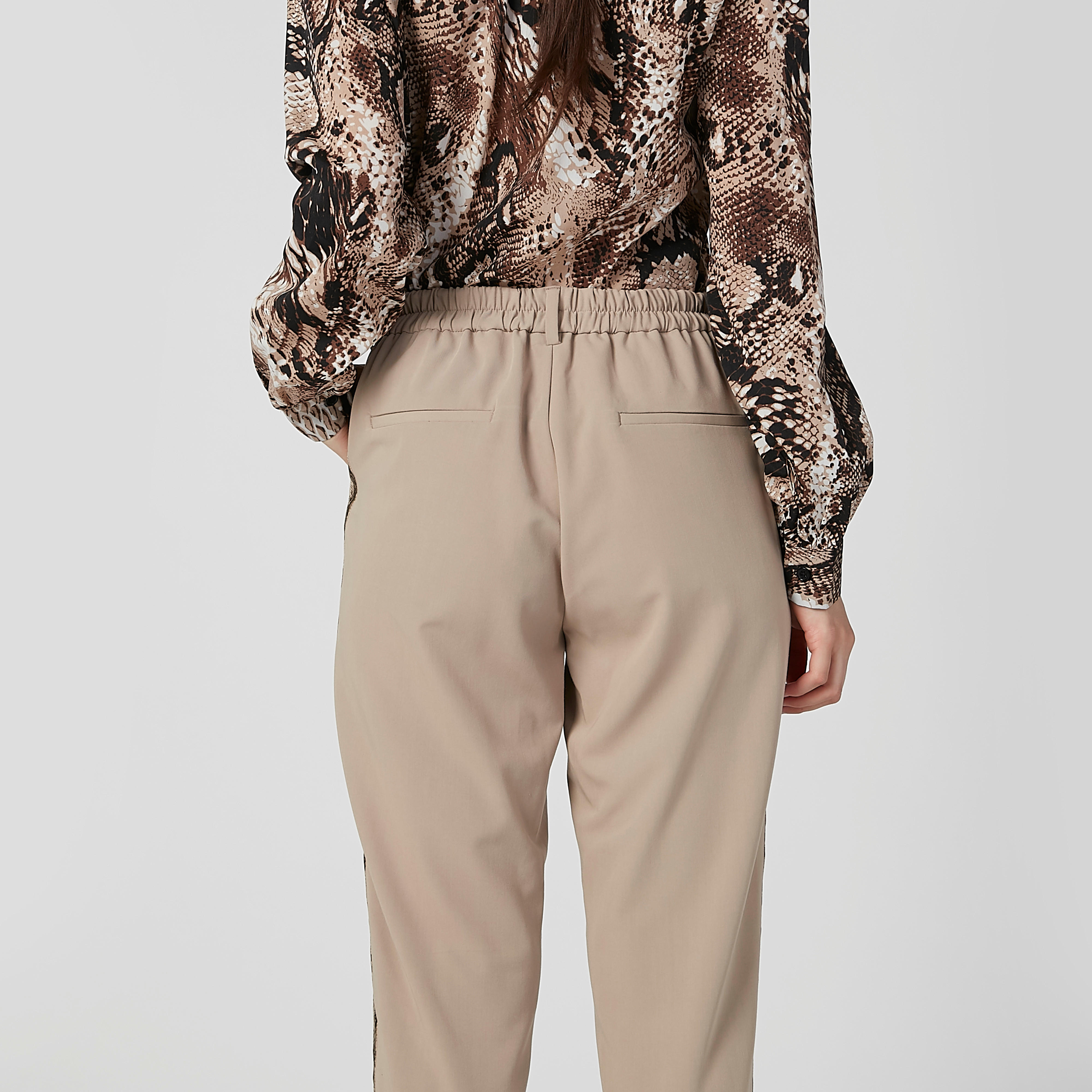 بنطال طويل بخصر متوسط الارتفاع وجيوب وشريطة-women-clothing-bottoms-trousers-image-6