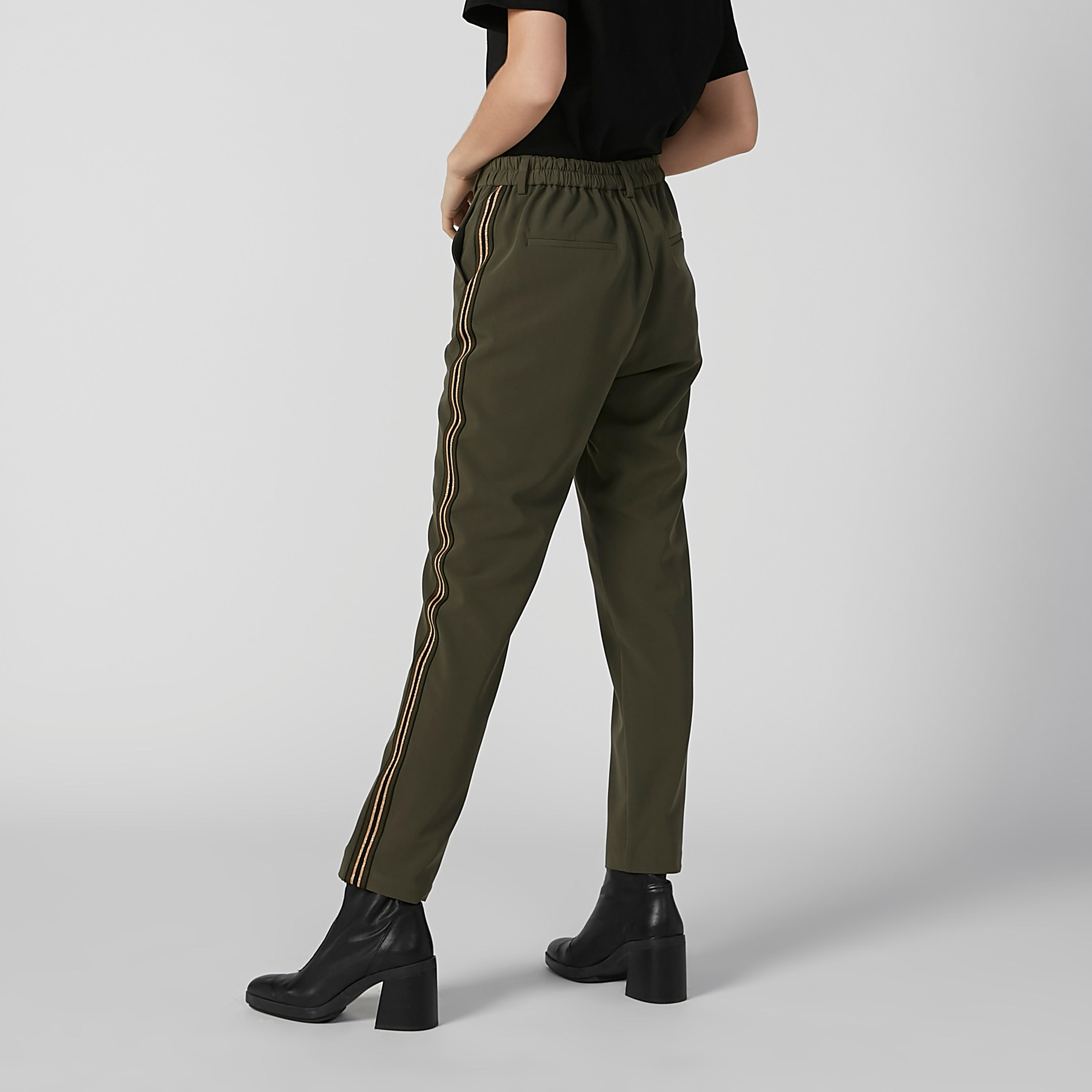 بنطال طويل بخصر متوسط الارتفاع وجيوب وشريطة-women-clothing-bottoms-trousers-image-3