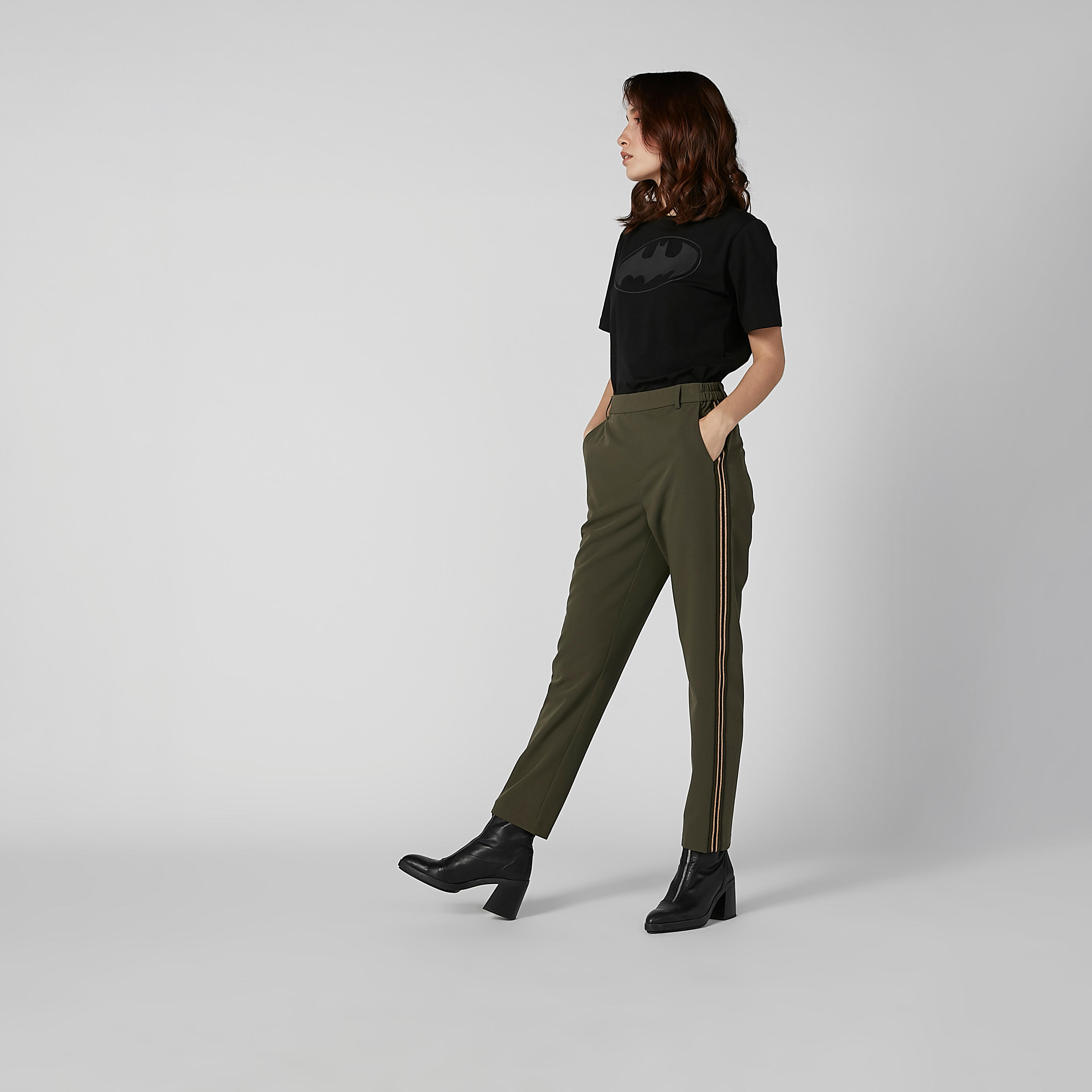 بنطال طويل بخصر متوسط الارتفاع وجيوب وشريطة-women-clothing-bottoms-trousers-image-1