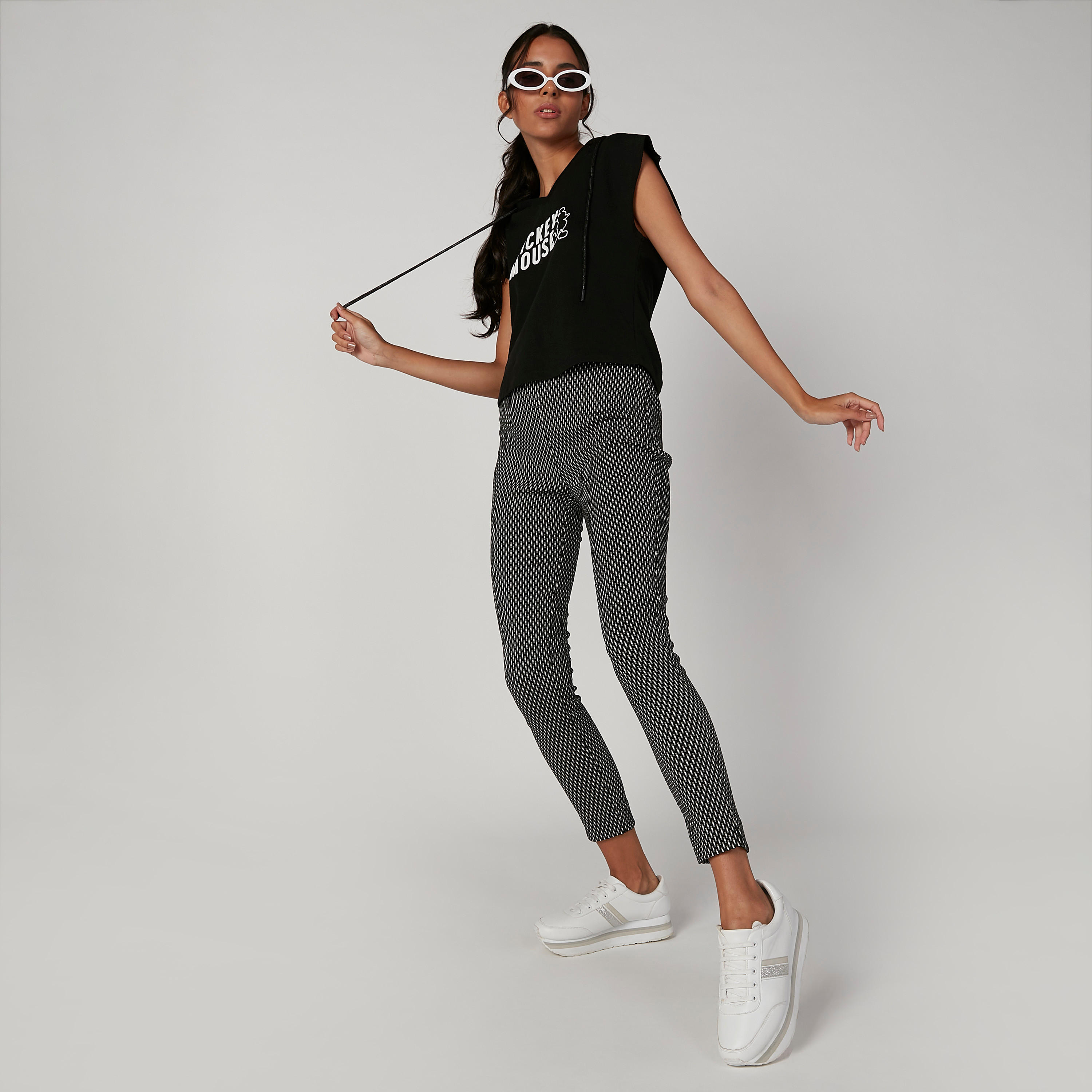 بنطلون جينز ضيّق سكيني بخصر مطّاطي وطبعات-women-clothing-bottoms-leggings-image-4