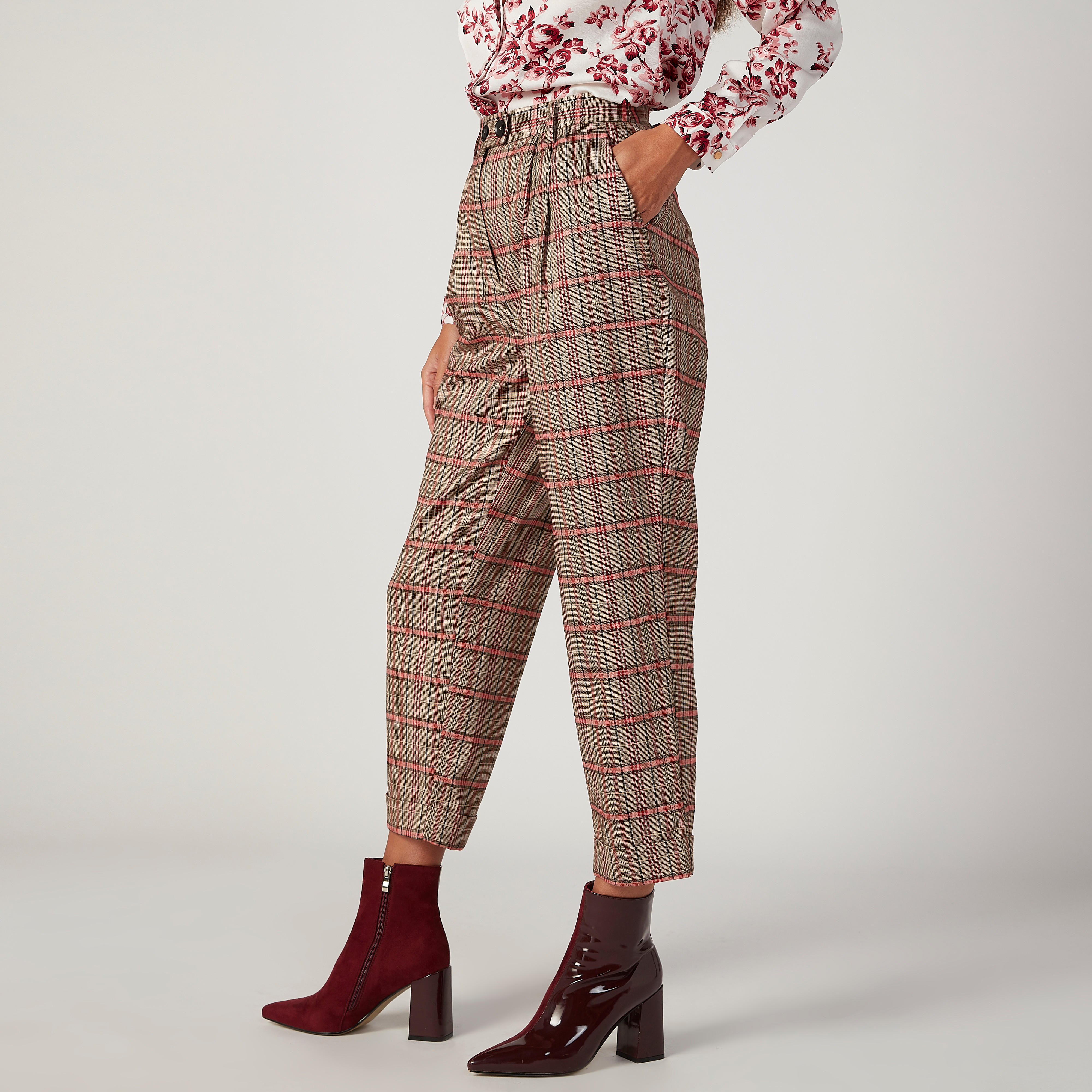 بنطلون كاروهات بخصر مطّاطي متوسّط الارتفاع وتفاصيل جيوب-women-clothing-bottoms-trousers-image-5
