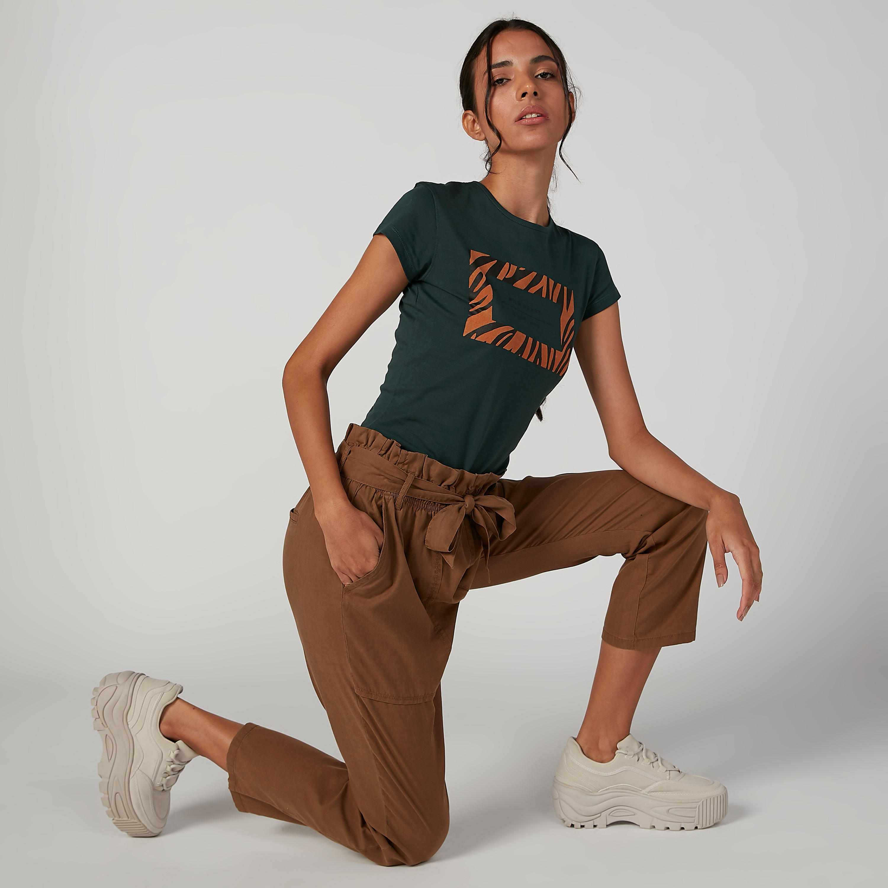بنطلون سادة بخصر متوسط الارتفاع وجيوب وأربطة-women-clothing-bottoms-trousers-image-4