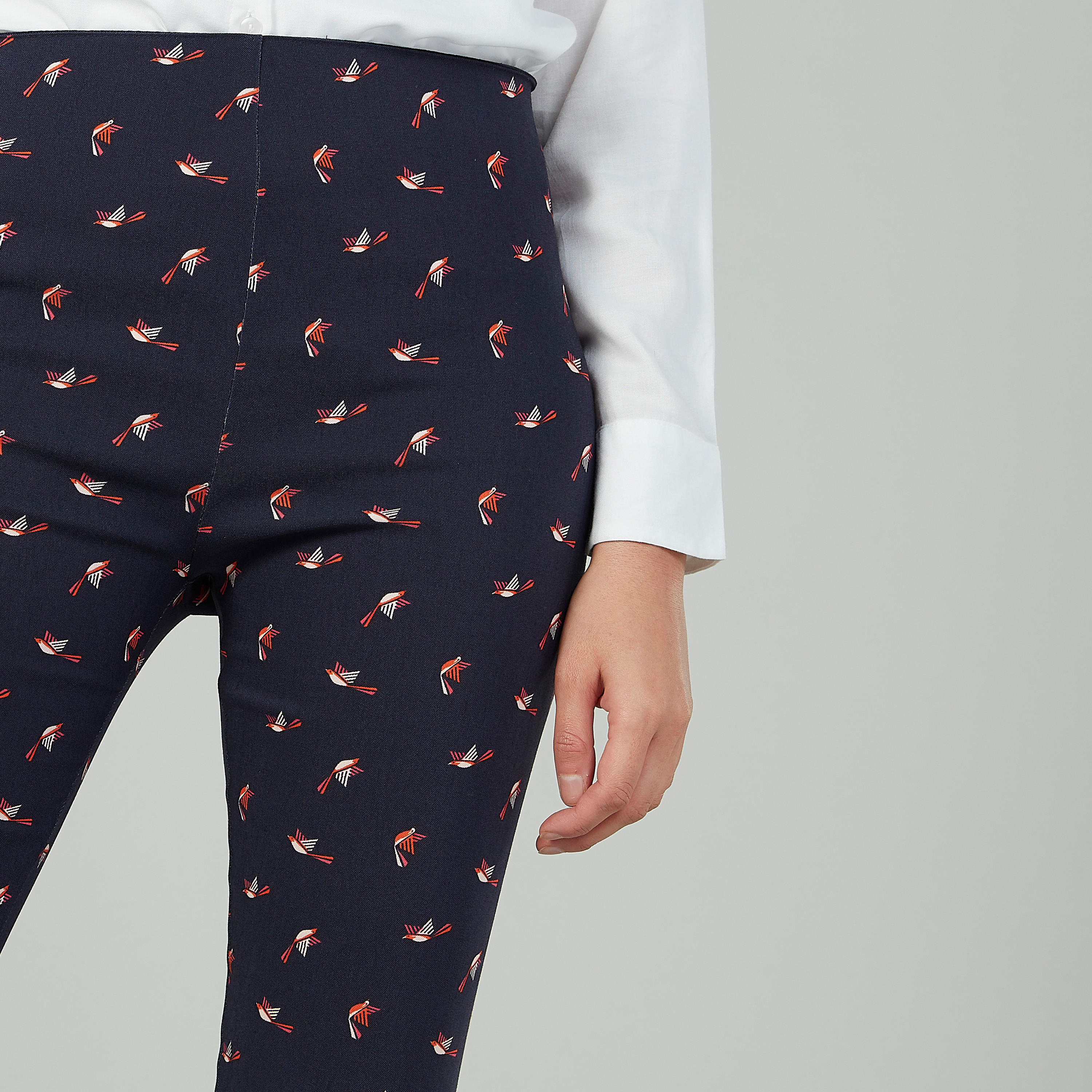 بنطلون سكيني بخصر مطّاطي متوسط الارتفاع وطبعات-women-clothing-bottoms-trousers-image-3