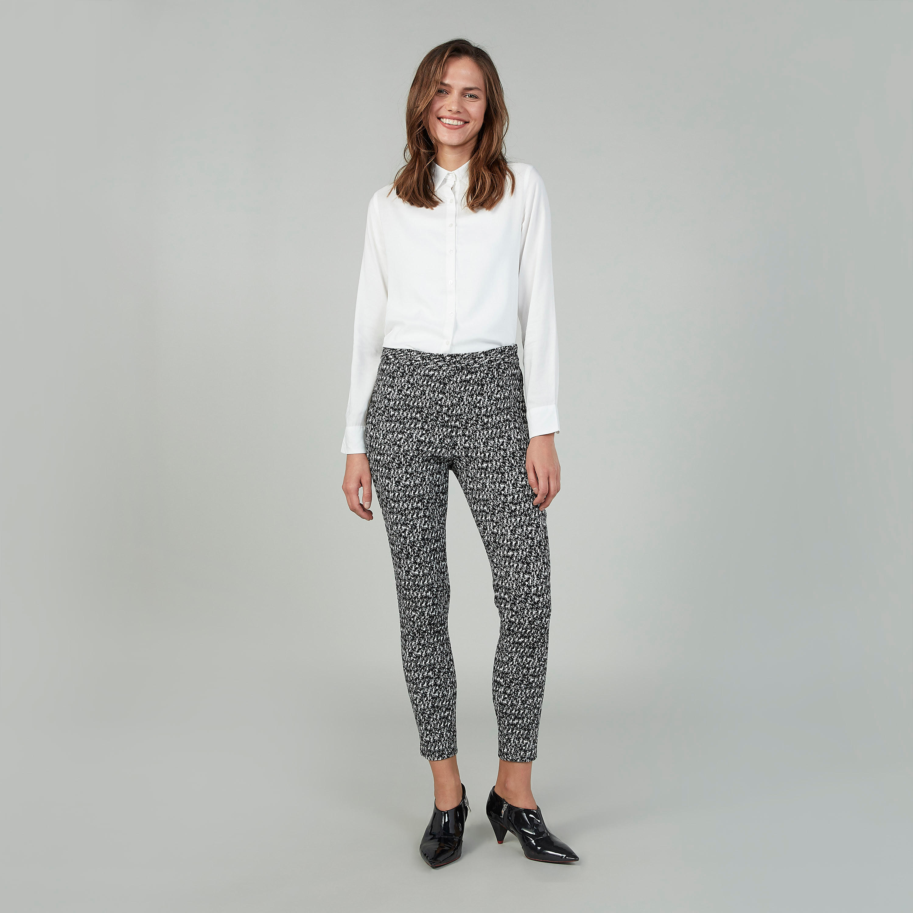 بنطلون سكيني بارز الملمس بخصر مطّاطي متوسط الارتفاع-women-clothing-bottoms-trousers-image-2